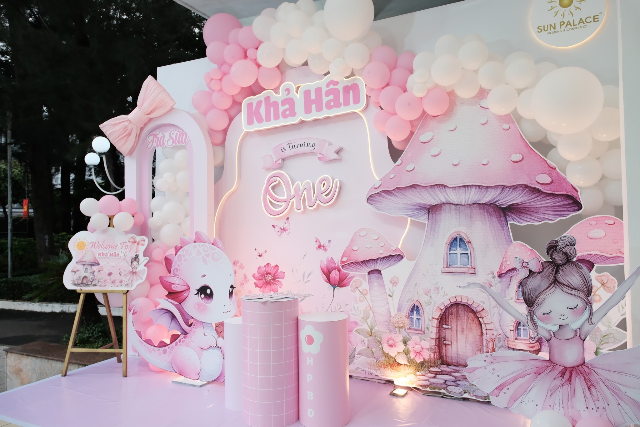 mẫu backdrop sinh nhật đẹp của bé khả hân