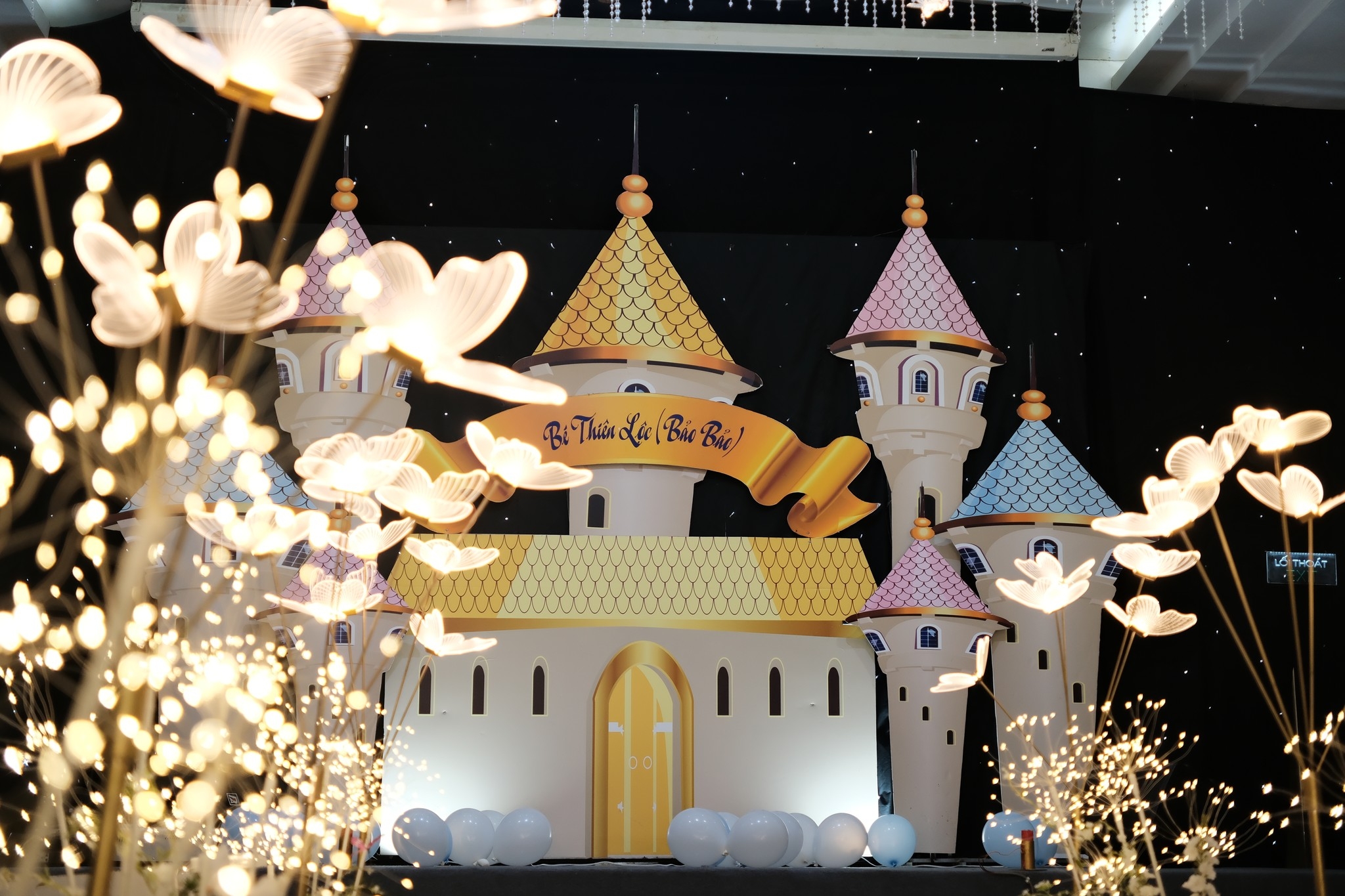 trang trí backdrop sân khấu sinh nhật dễ thương