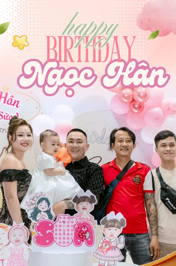 bé ngọc hân và gia đình bên backdrop
