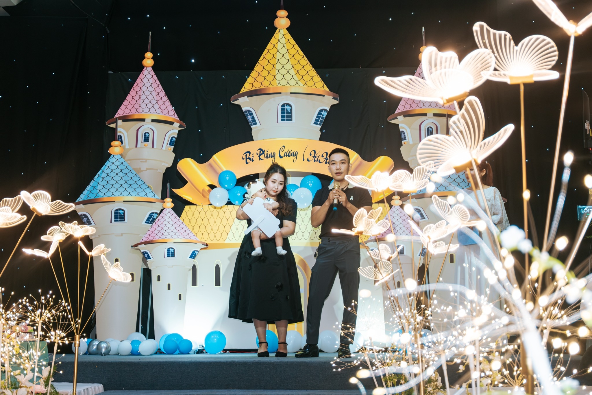 bé đăng cương cùng ba mẹ trên sân khấu