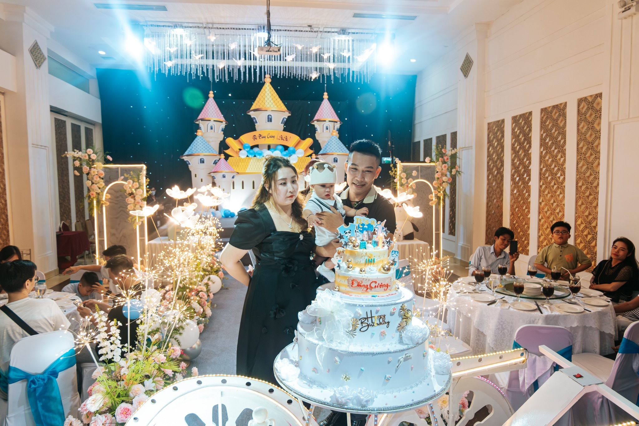 gia đình bé đăng cương cùng nhau cắt bánh