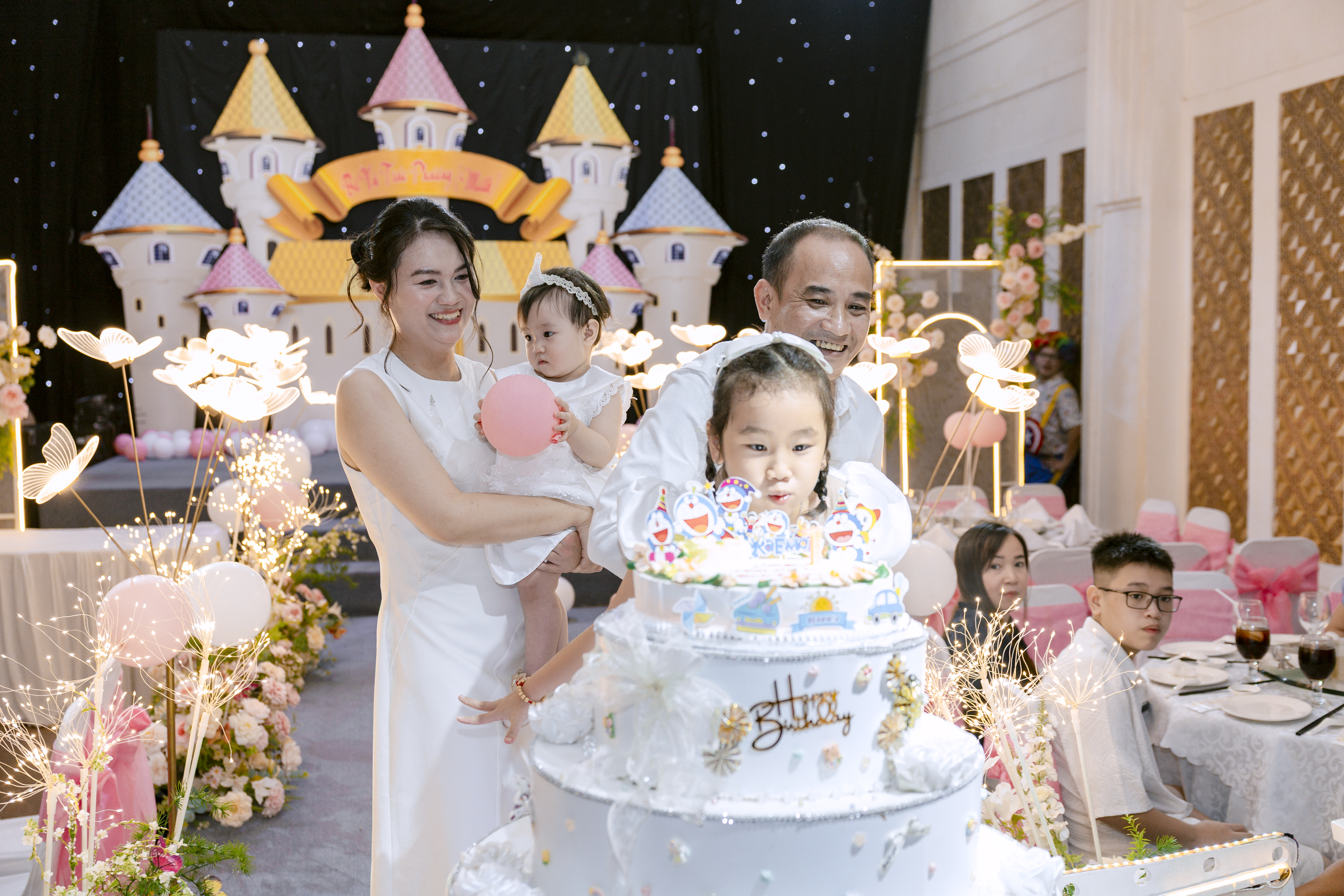 khoảnh khắc chị của bé vũ trúc phương nổi nến hộ em gái