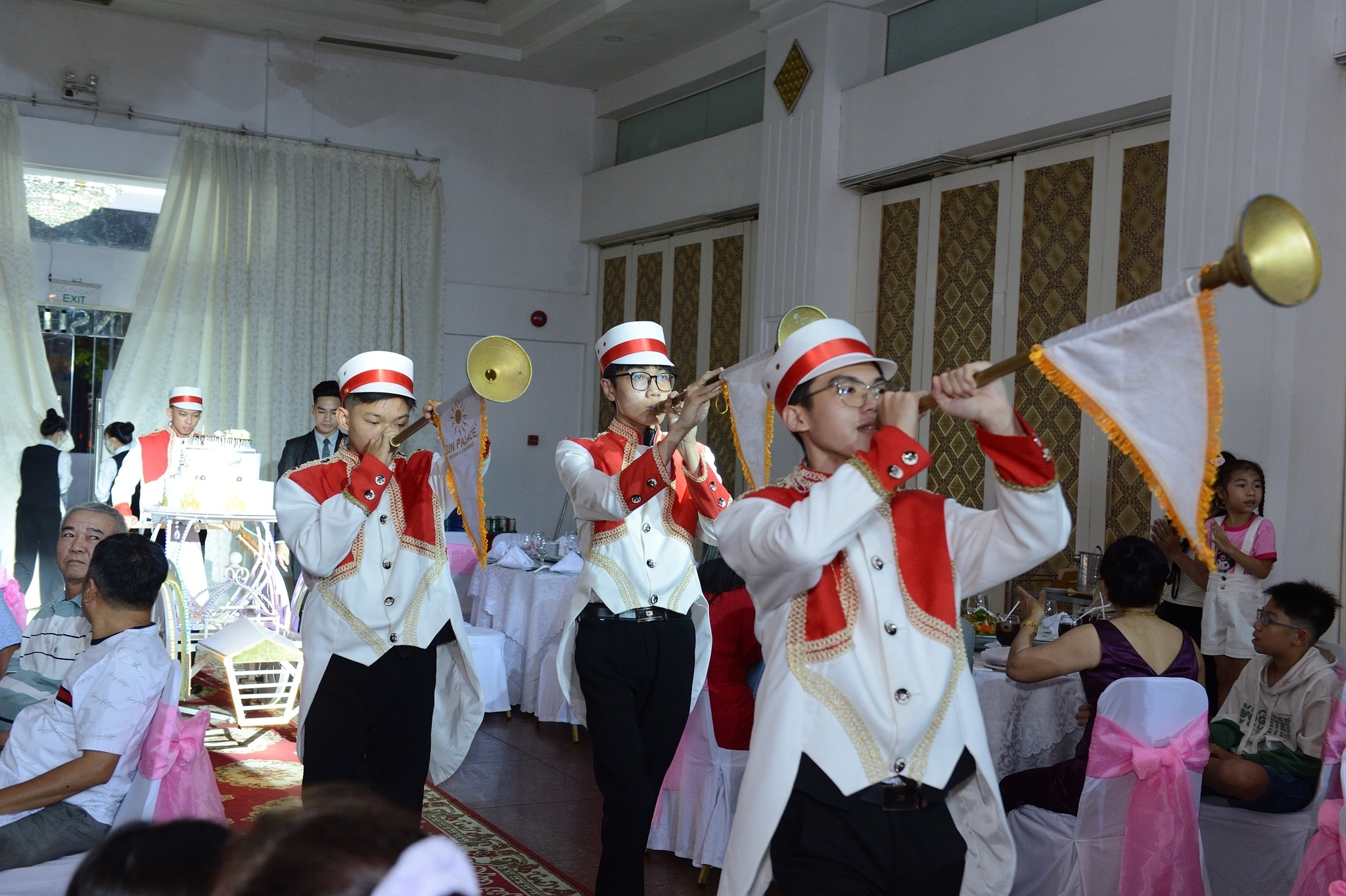 gia đình bé yến chi nâng ly cùng các vị khách mời