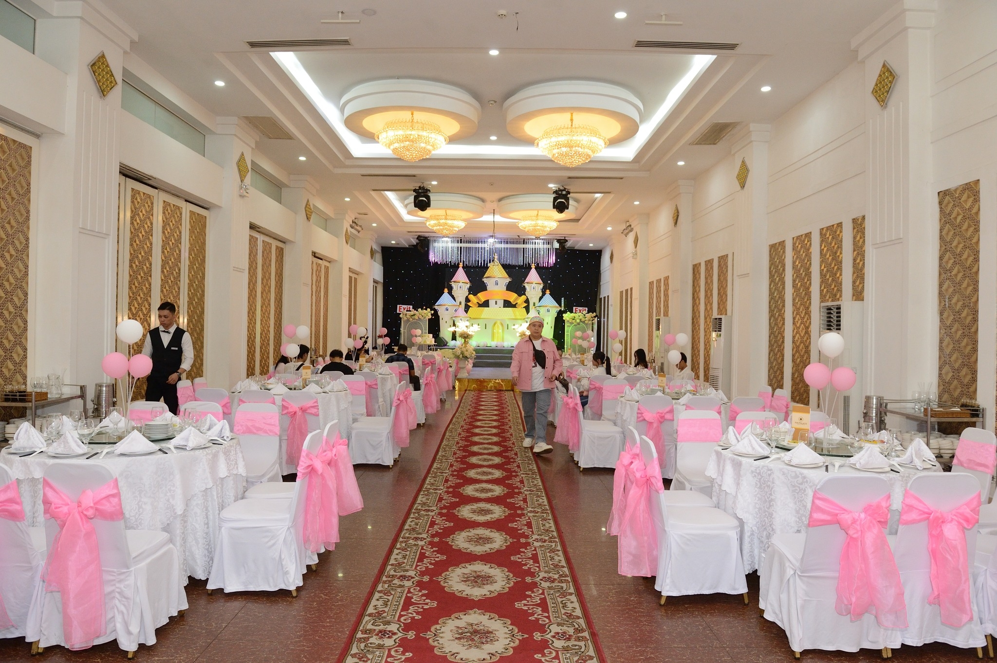 đội ngũ rước bánh kem của sun palace