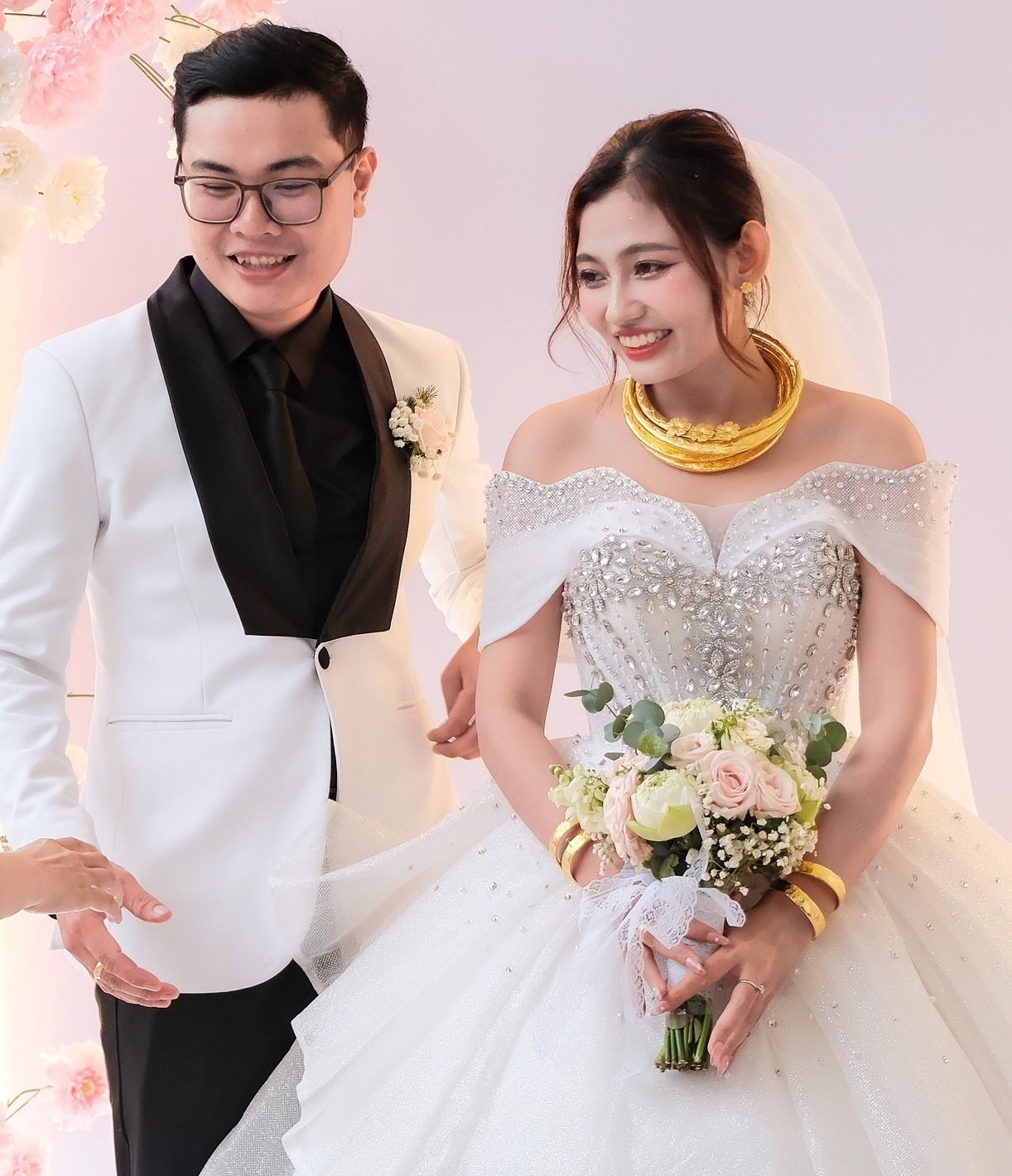 cô dâu chú rể hạnh phúc bên nhau