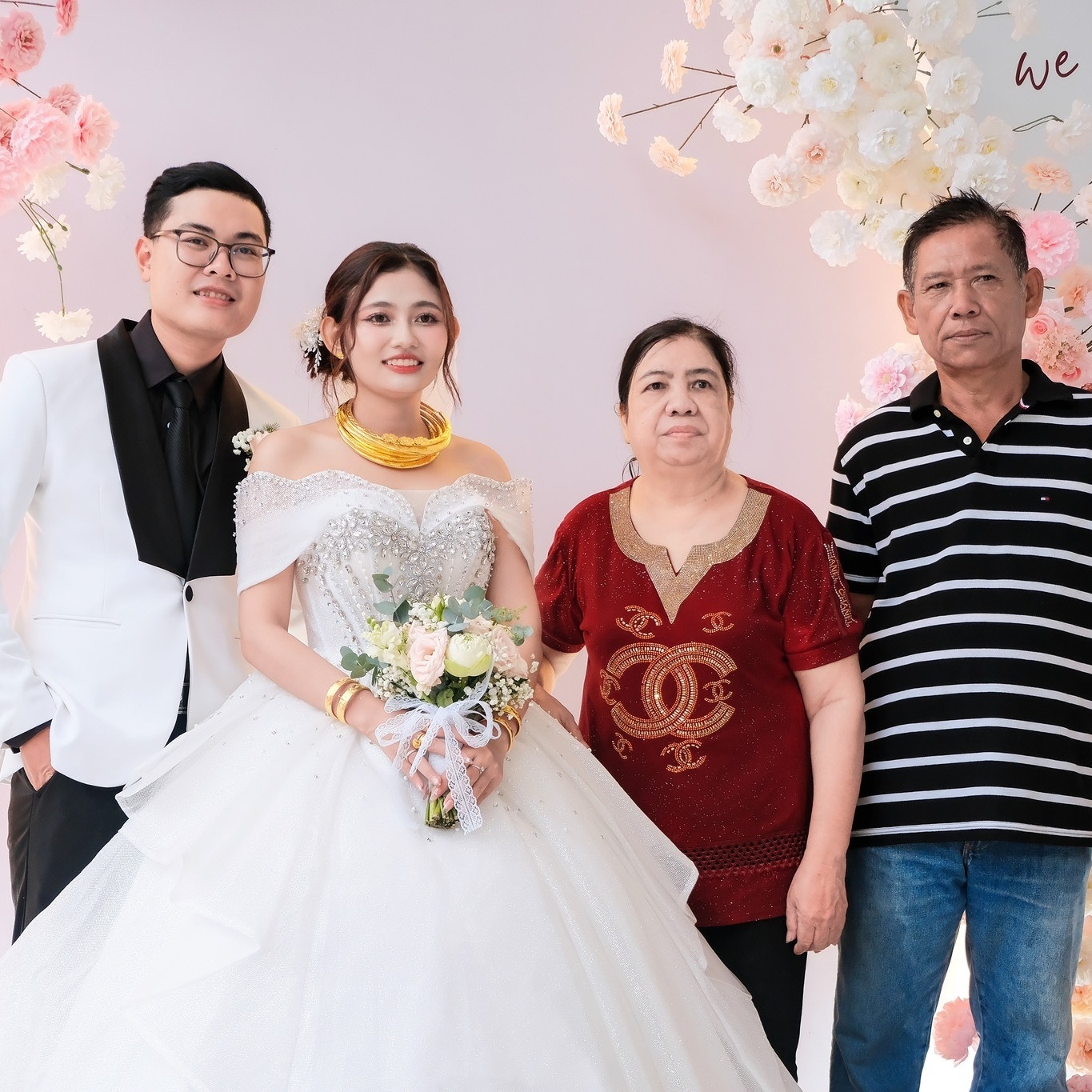 cô dâu chú rể chụp ảnh cùng quan khách