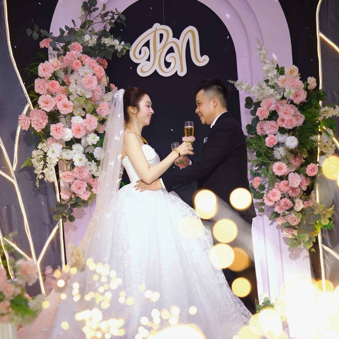 khoảnh khắc giao bôi của cô dâu chú rể
