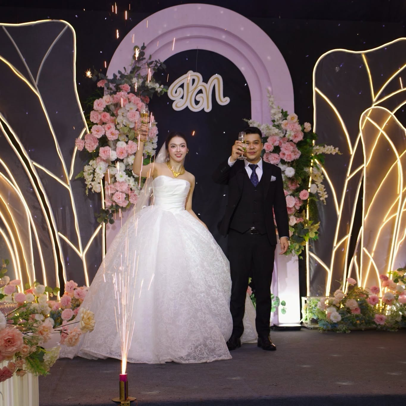 cô dâu chú rể hạnh phúc trên sân khấu