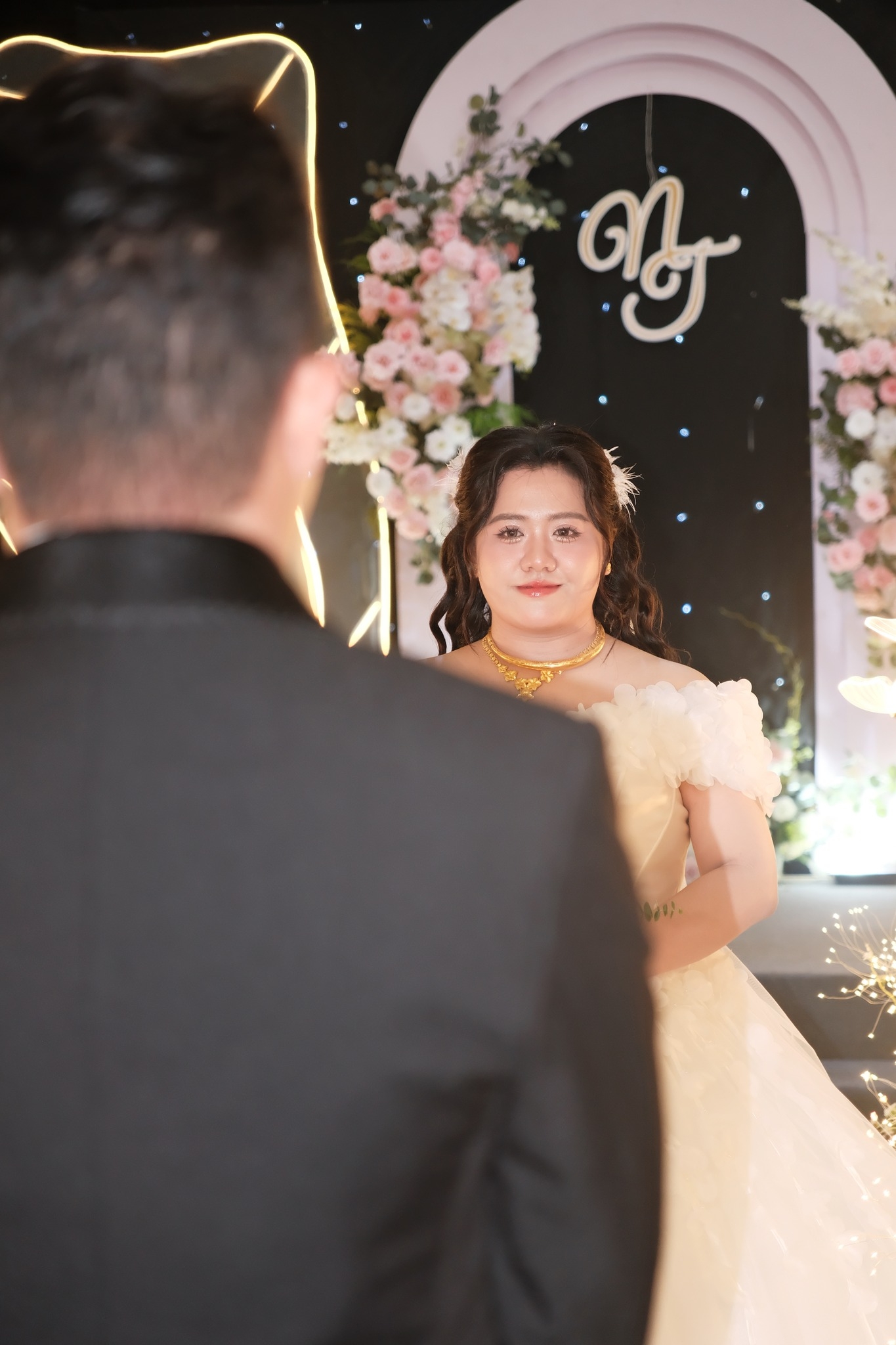 cô dâu ánh ngọc hạnh phúc nhìn chú rể hữu trung