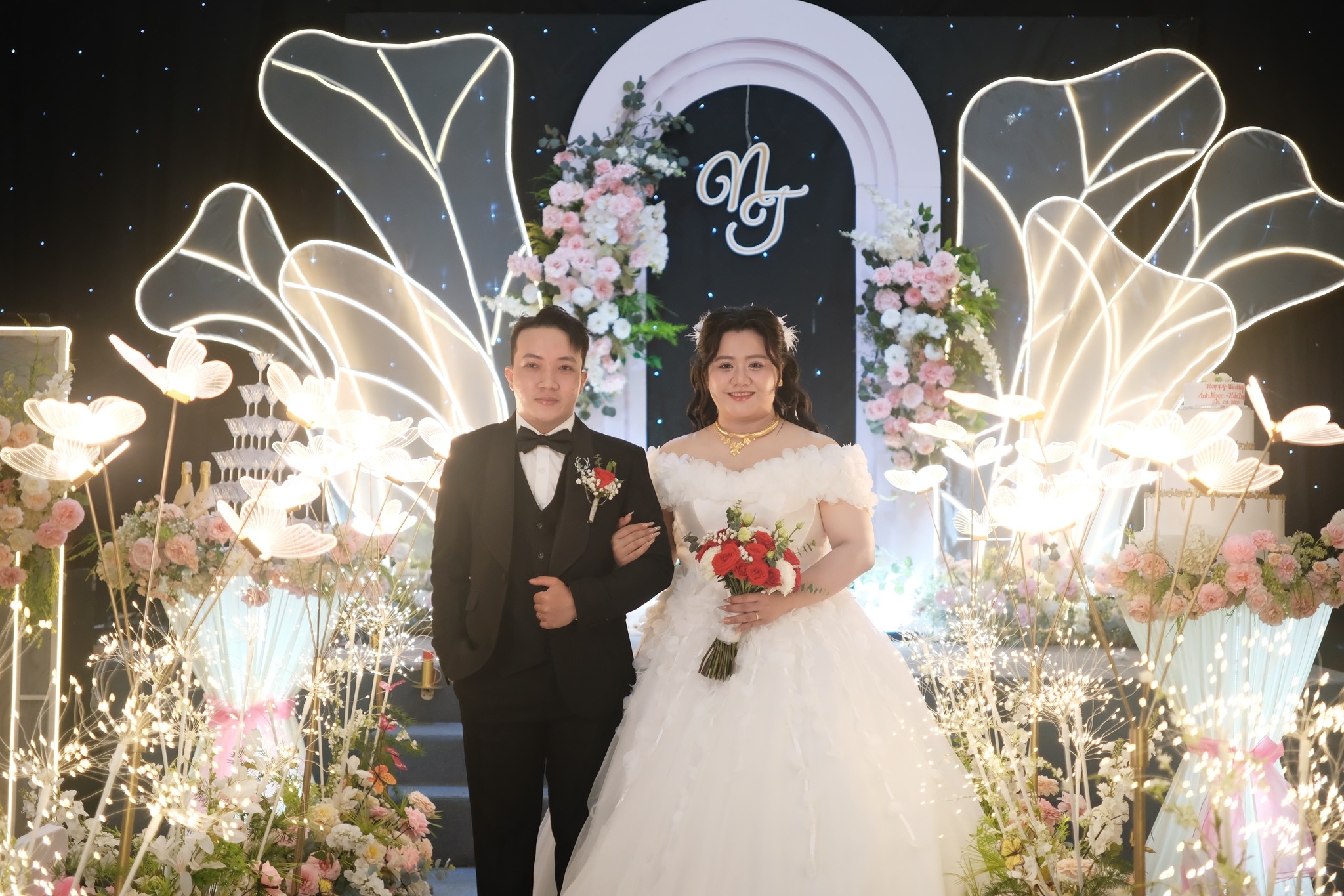 cô dâu chú rể chụp ảnh trên lễ đường