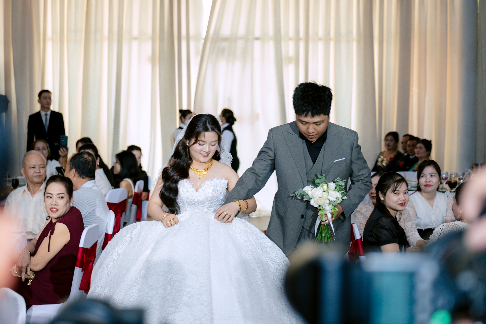 ÁNH SÁNG CỦA SỰ ĐỒNG HÀNH – KHI TÌNH YÊU TRƯỞNG THÀNH CÙNG THỜI GIAN