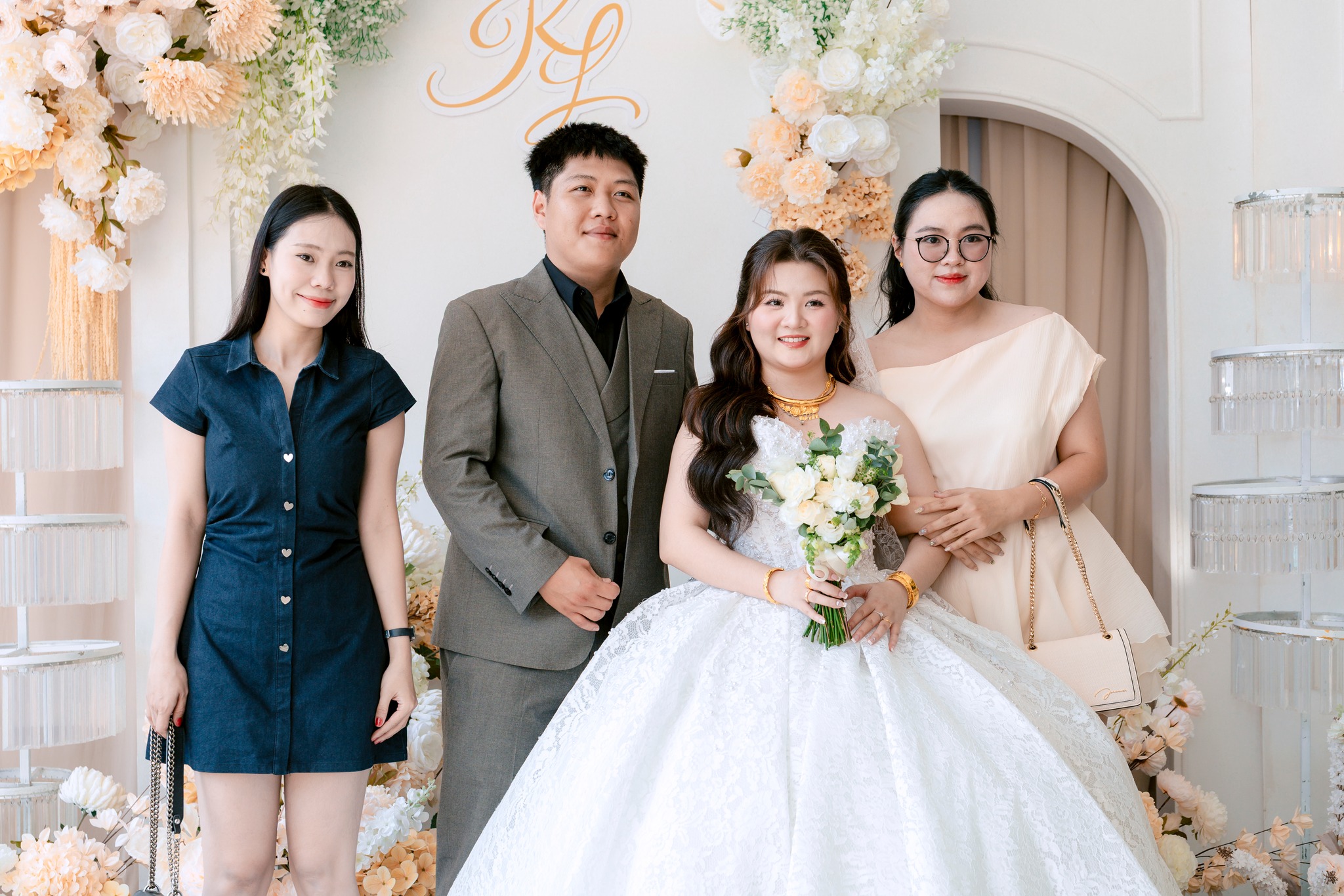 cô dâu chú rể chụp ảnh cùng khách mời 1