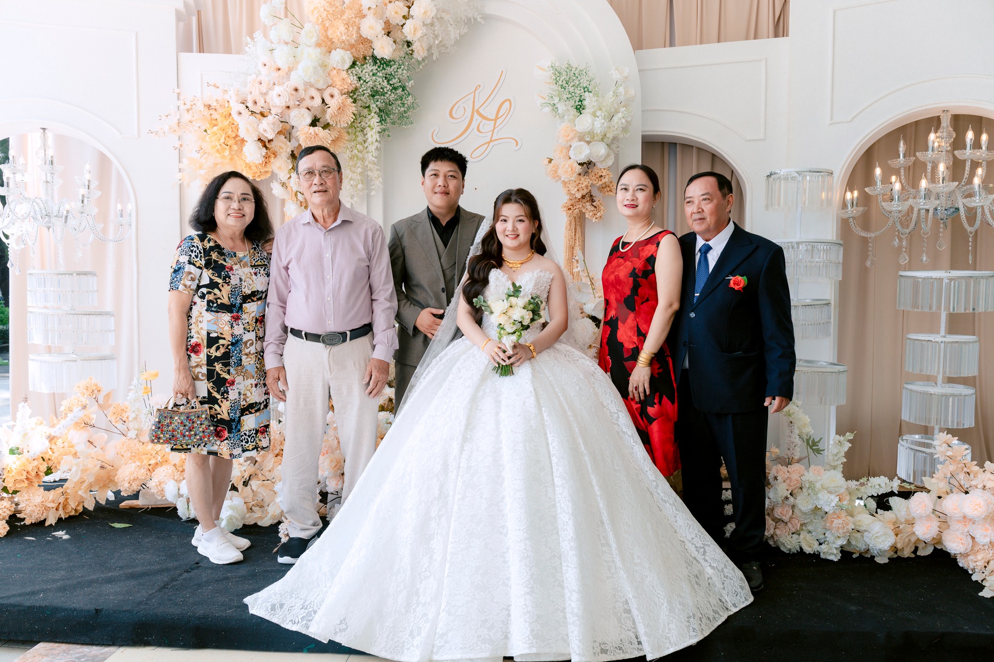 cô dâu chú rể chụp ảnh cùng khách mời 2