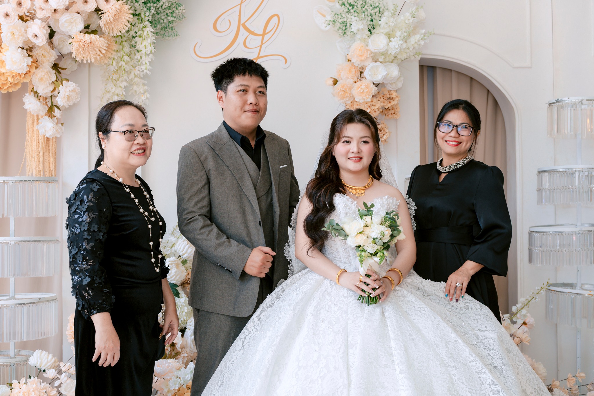 cô dâu chú rể chụp ảnh cùng khách mời 3