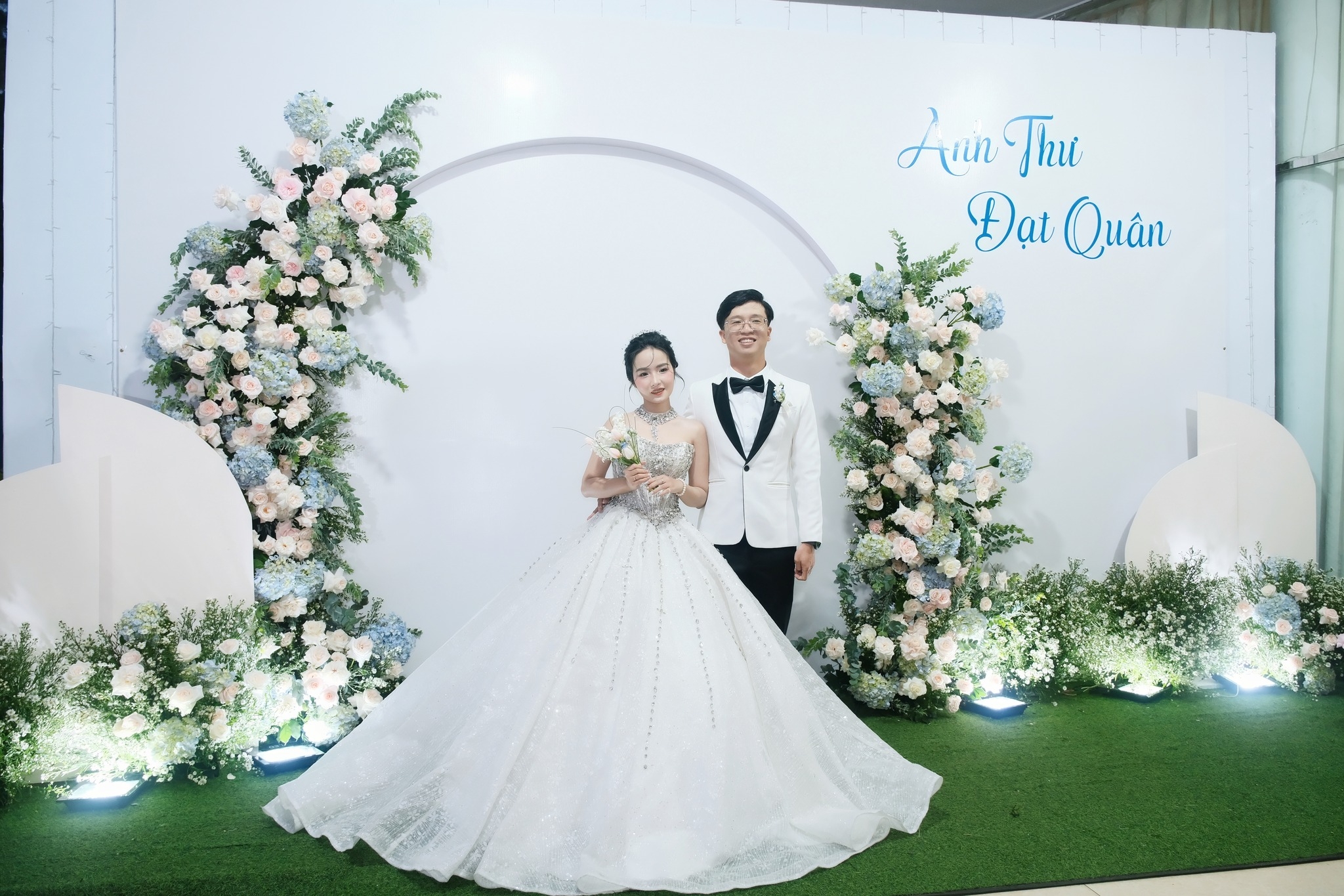 cô dâu anh thư và chú rể đạt quân bên backdrop mới sun palace