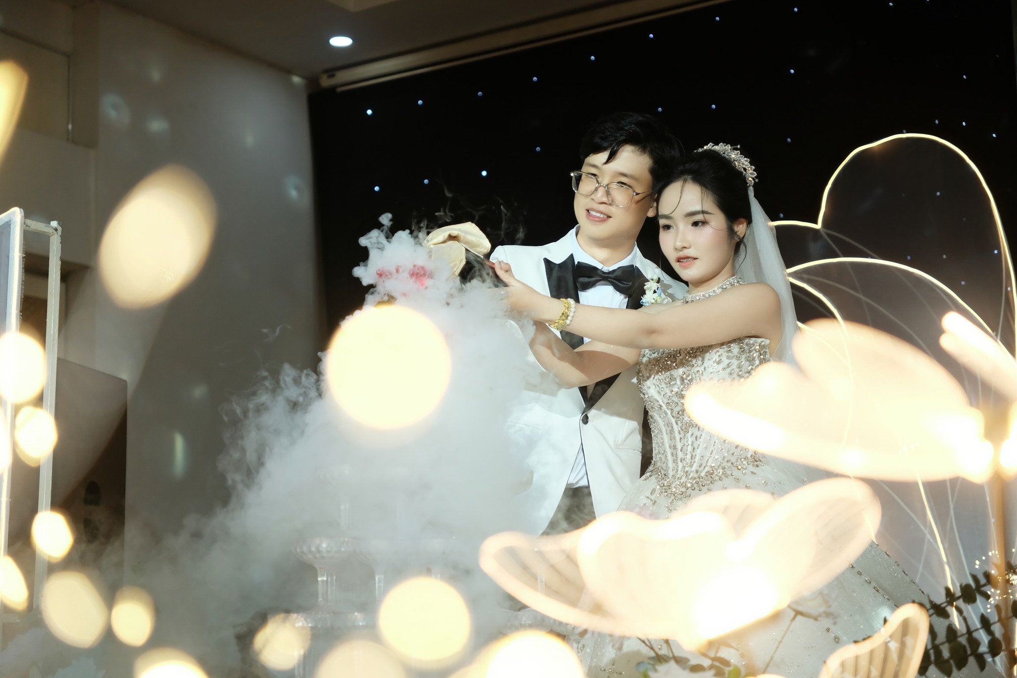 khoảnh khắc cô dâu chú rể rót rượu uyên ương