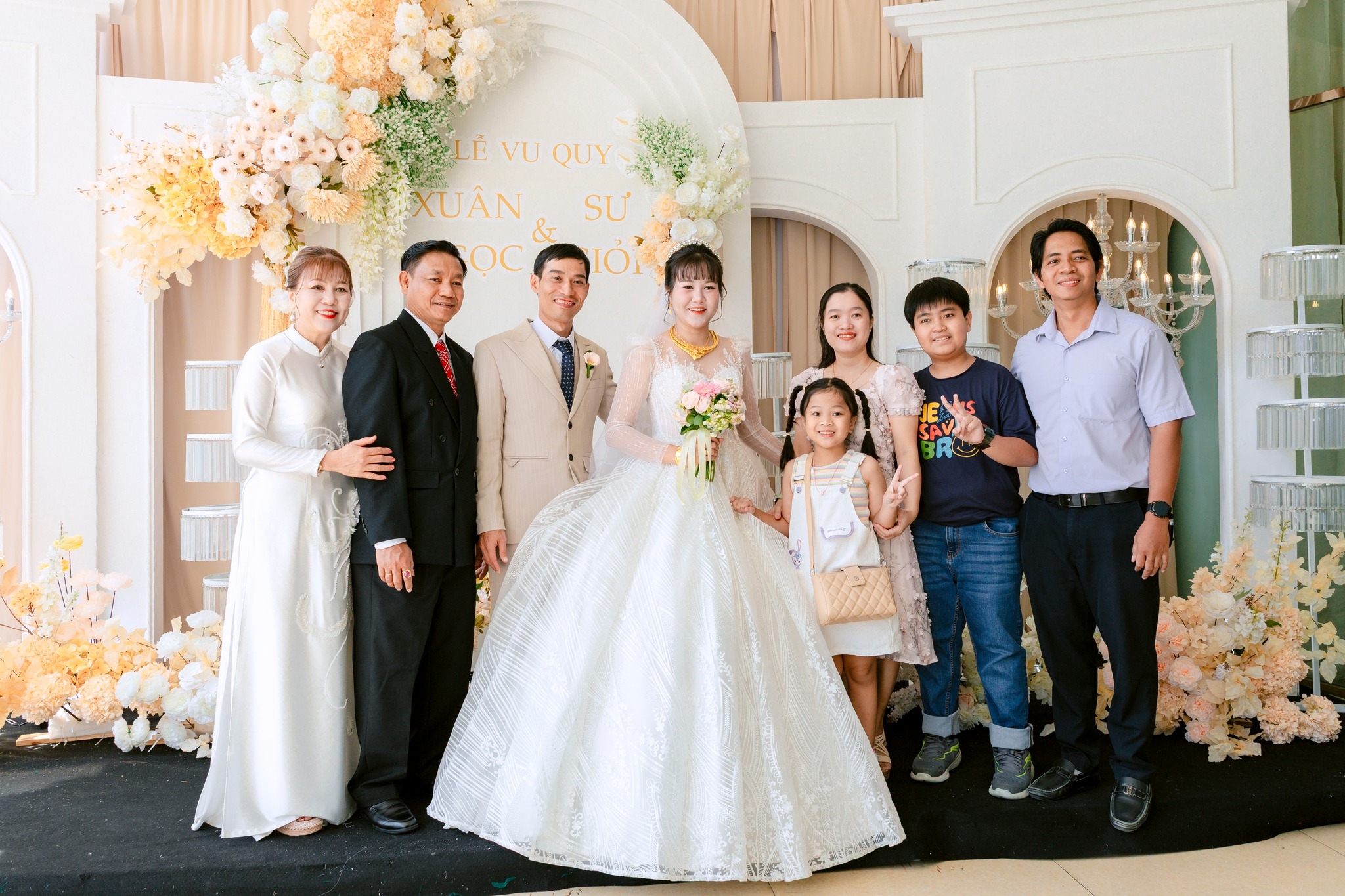  cô dâu chú rể chụp ảnh cùng khách mời 1
