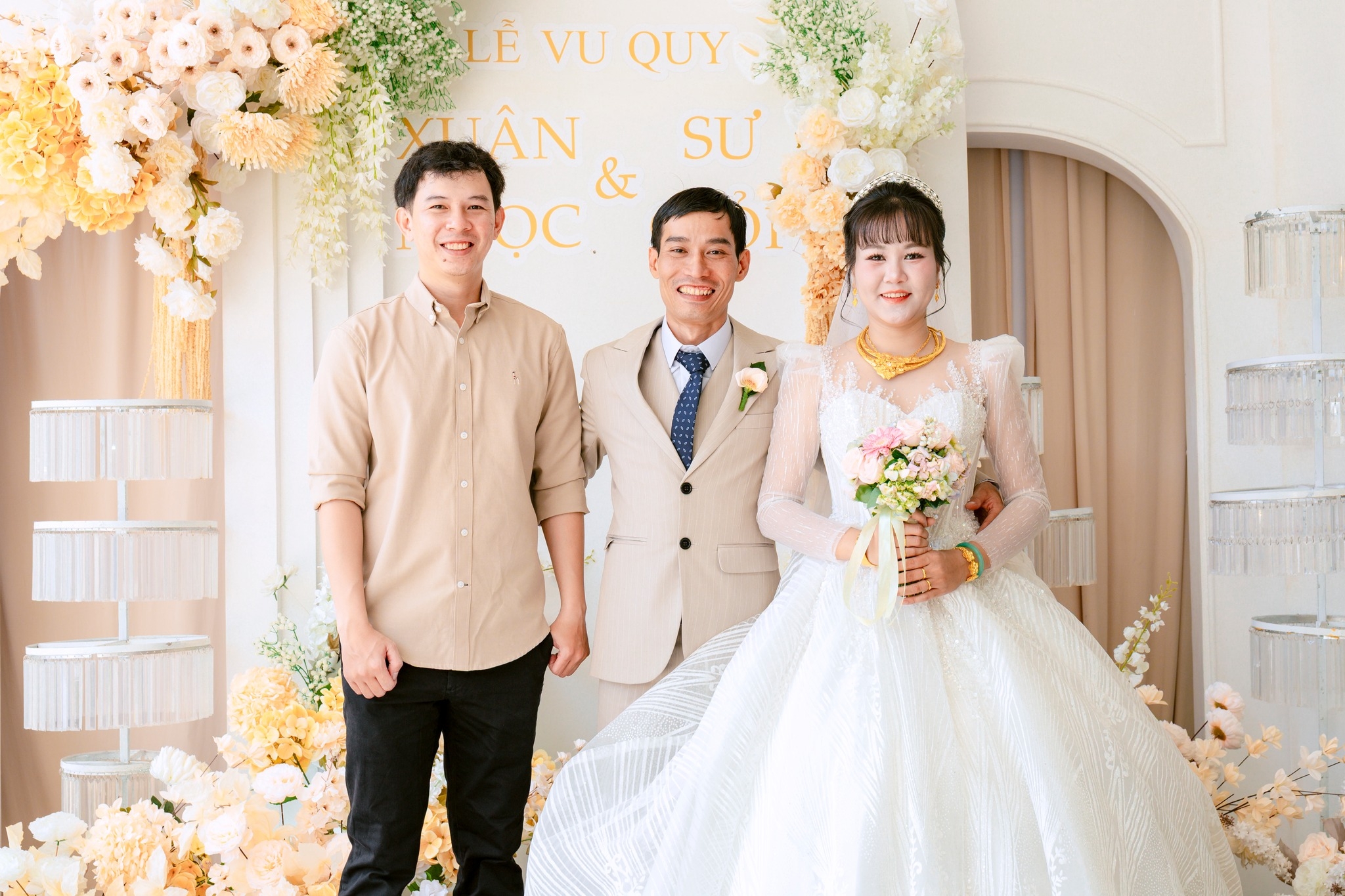 cô dâu chú rể chụp ảnh cùng khách mời 2