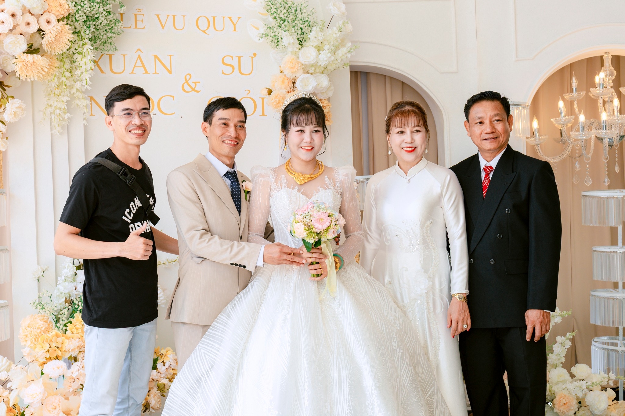cô dâu chú rể chụp ảnh cùng khách mời 3