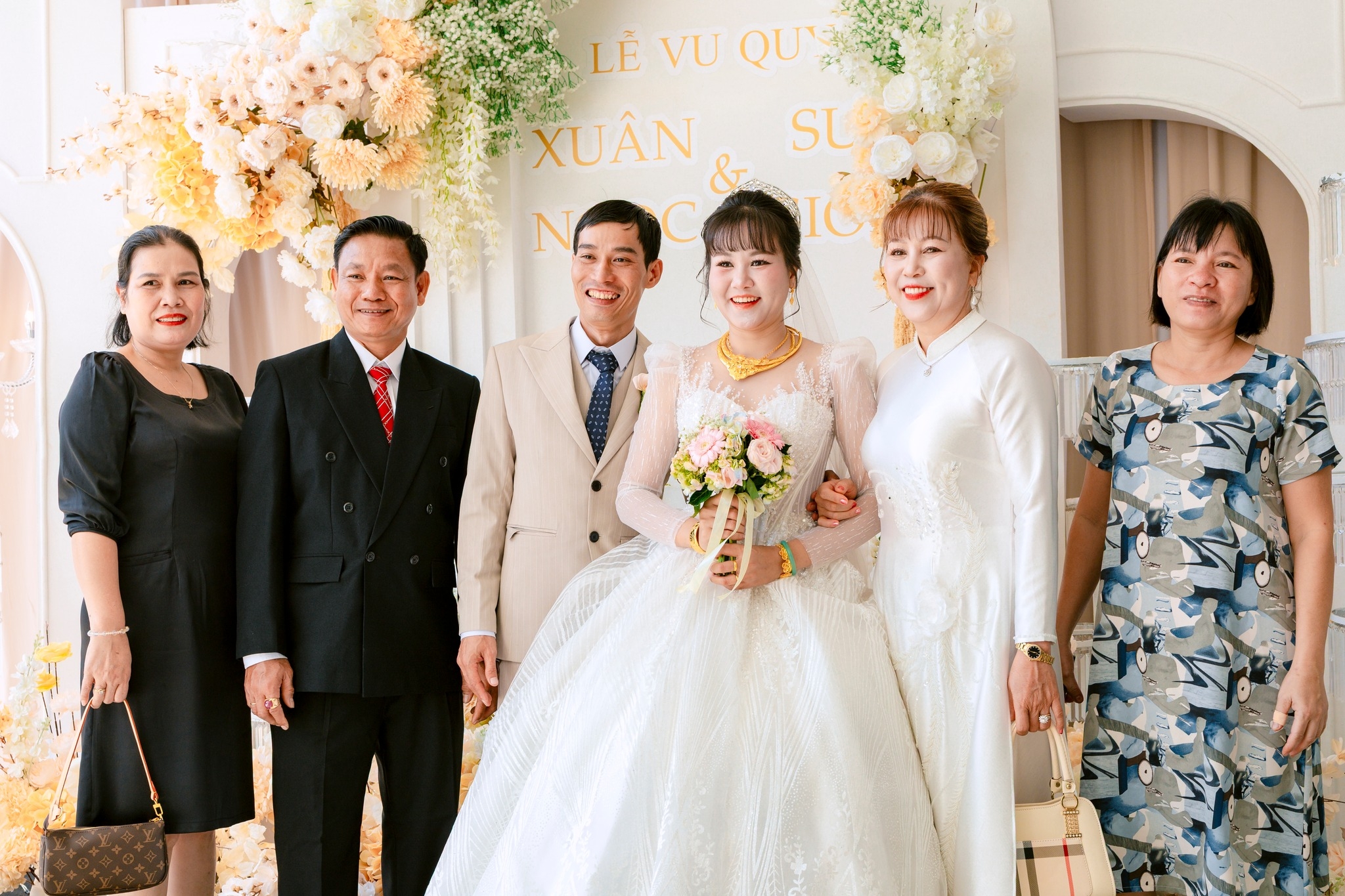 cô dâu chú rể chụp ảnh cùng khách mời 5