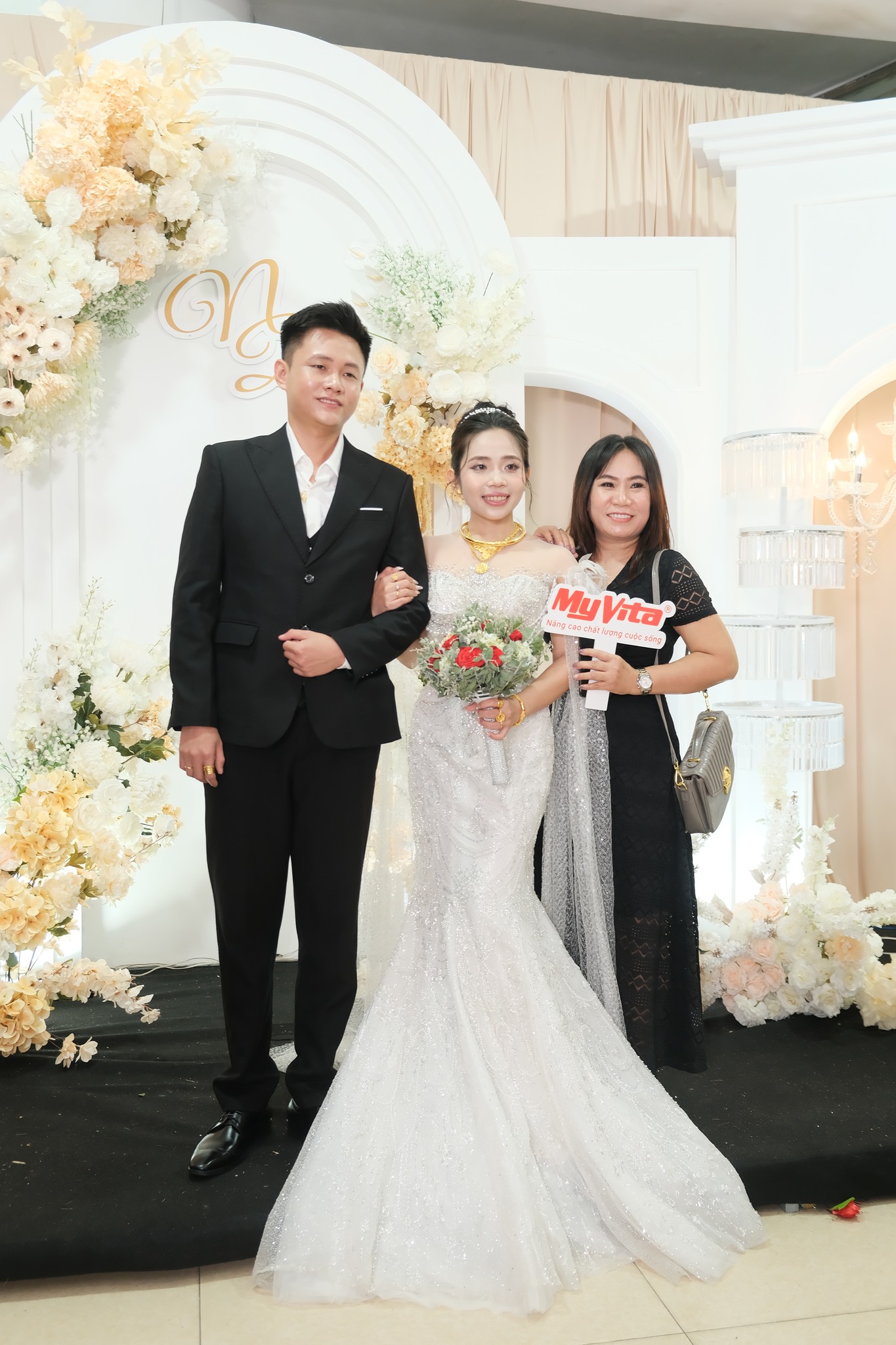 cô dâu chú rể chụp ảnh cùng bạn bè