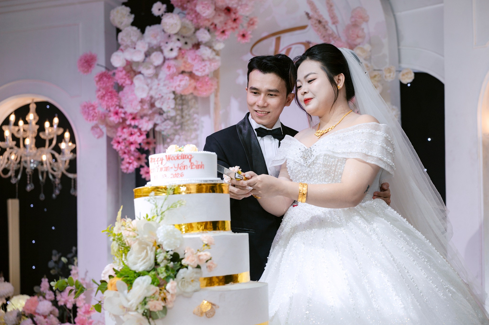 khoảnh khắc cô dâu chú rể cắt bánh kem