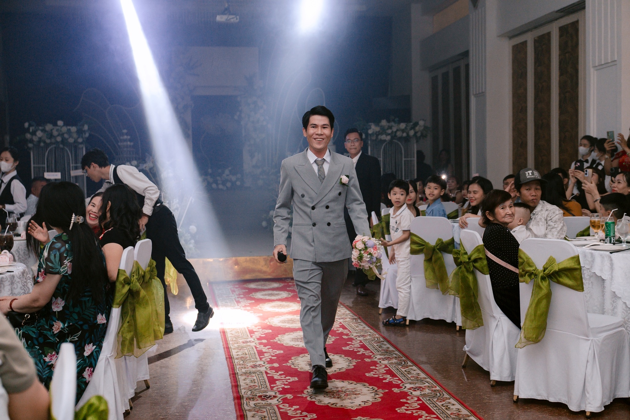 khoảnh khắc chú rể bước xuống đón cô dâu