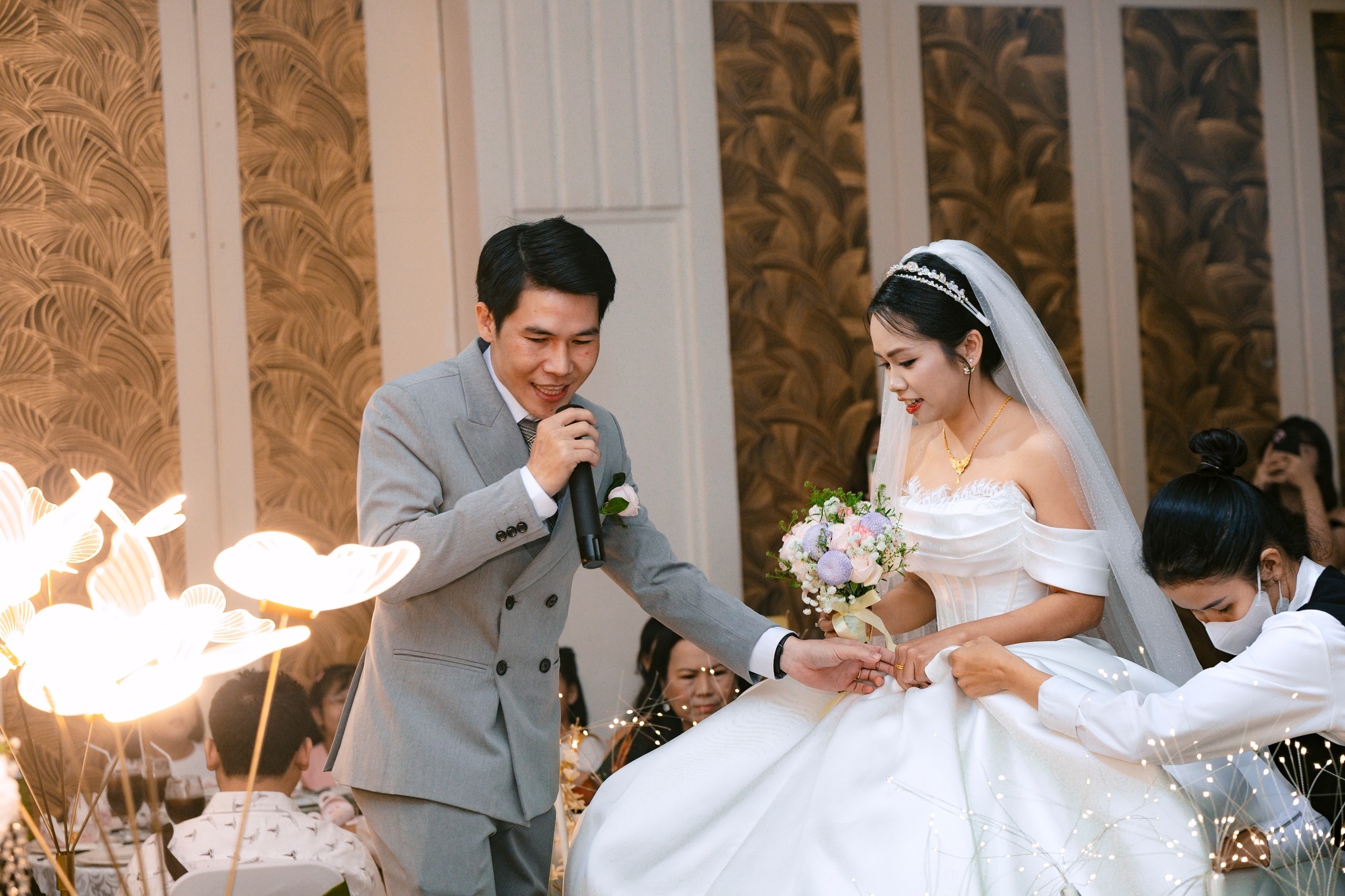 khoảnh khắc cô dâu chú rể nắm tay nhau trên sàn catwalk