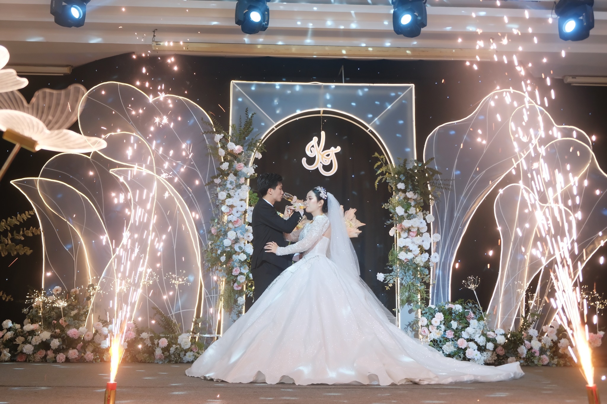 khoảnh khắc rót rượu giao bôi tại sun palace