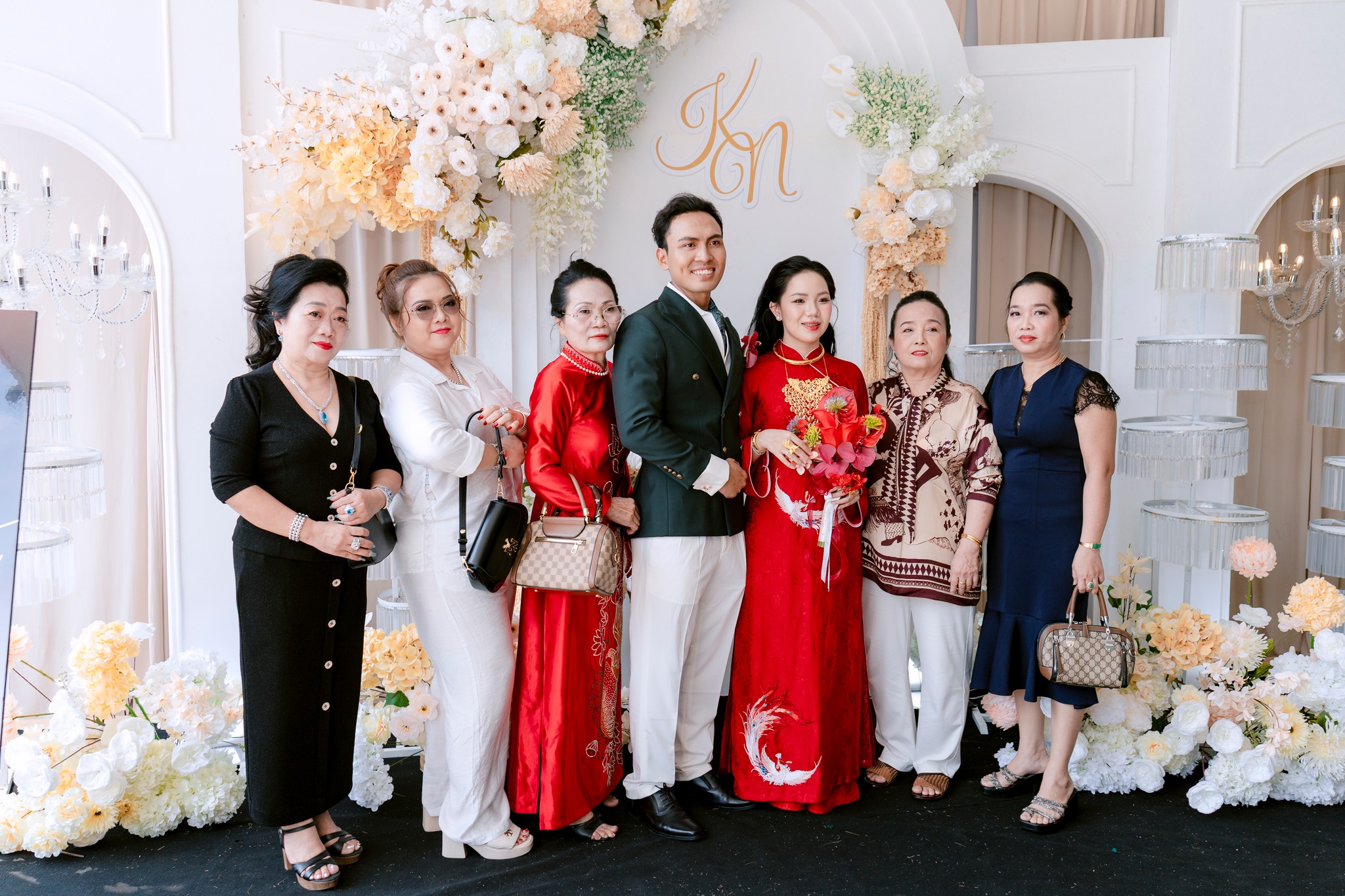 cô dâu chú rể chụp ảnh cùng khách mời