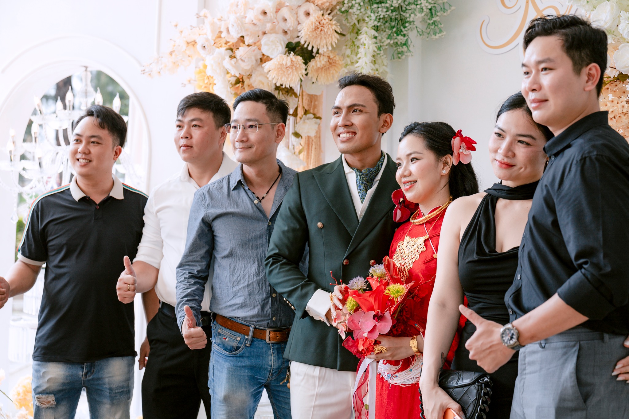 cô dâu chú rể bên khách mời