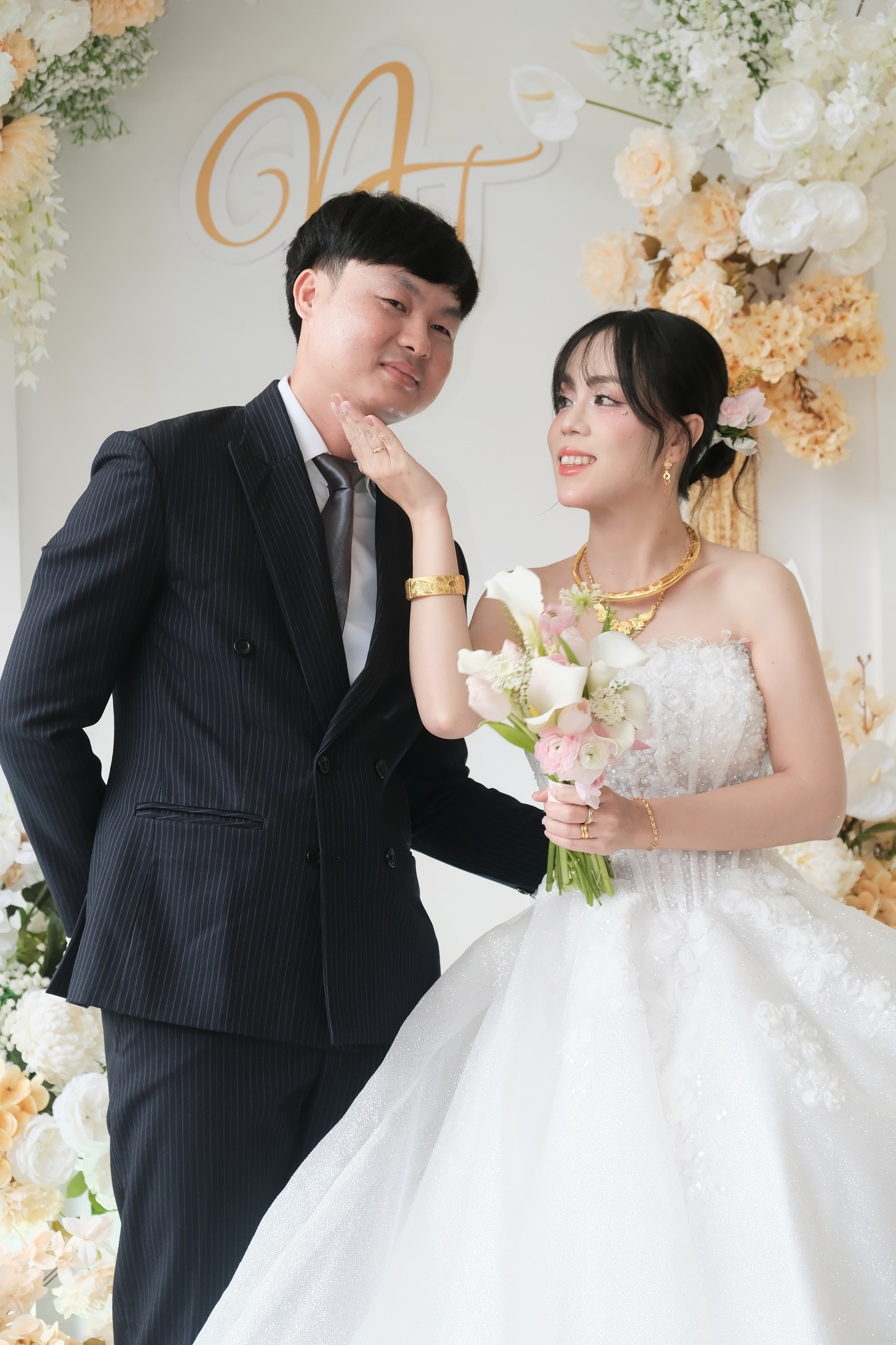 khoảnh khắc cô dâu chụp ảnh cùng chú rể