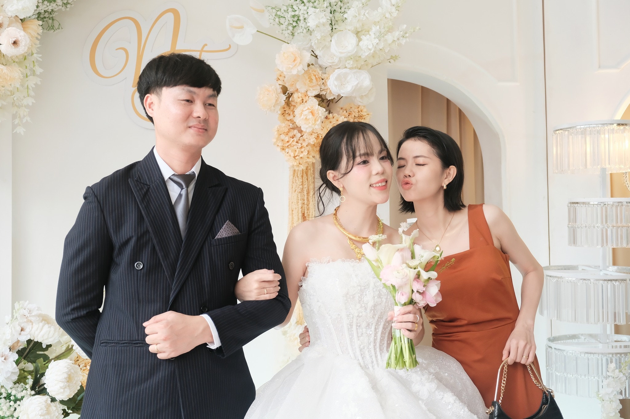 khoảnh khắc đáng nhớ khi bạn cô dâu hôn lên má cô dâu