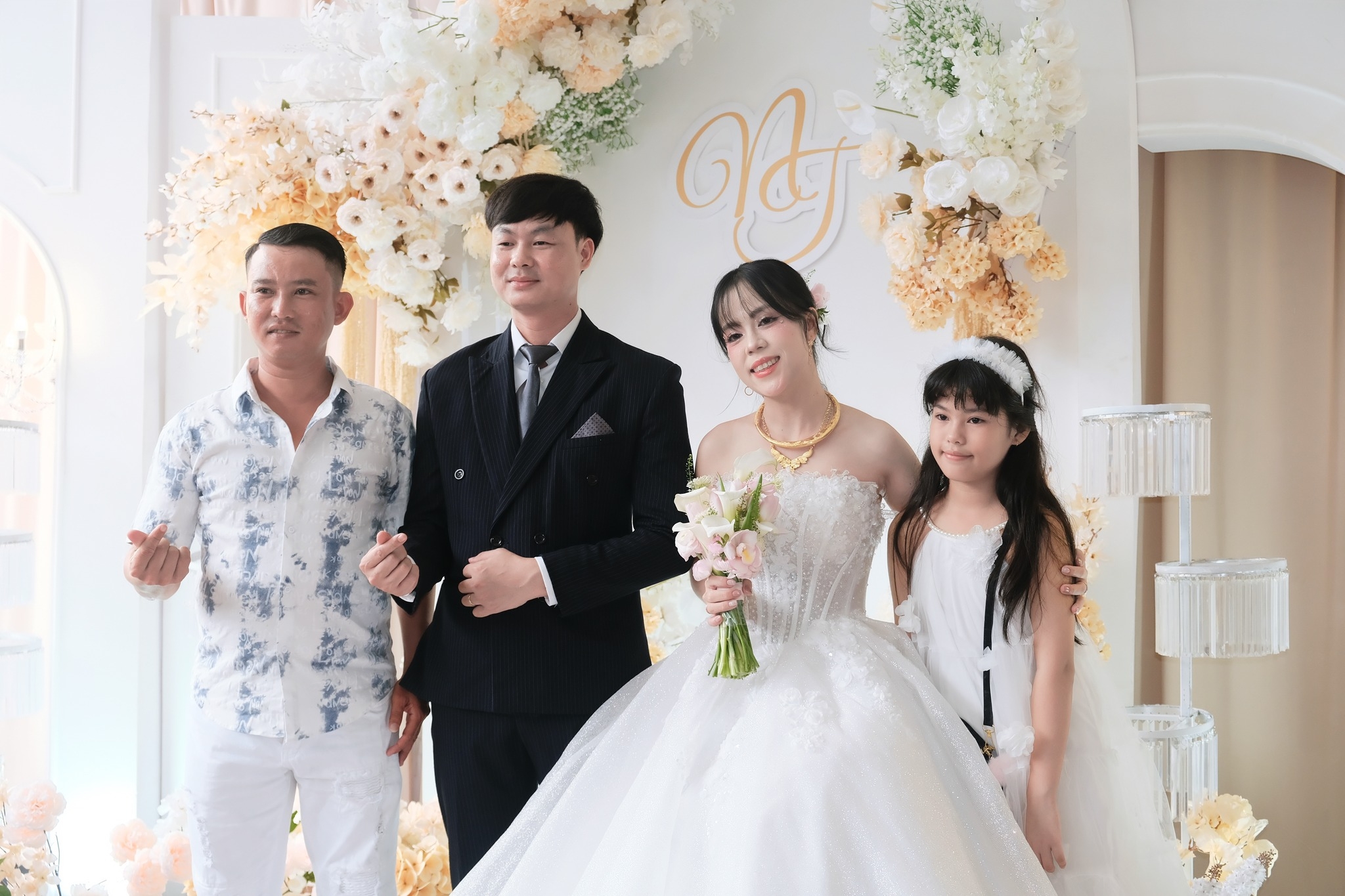 cô dâu chú rể chụp ảnh cùng các vị khách mời