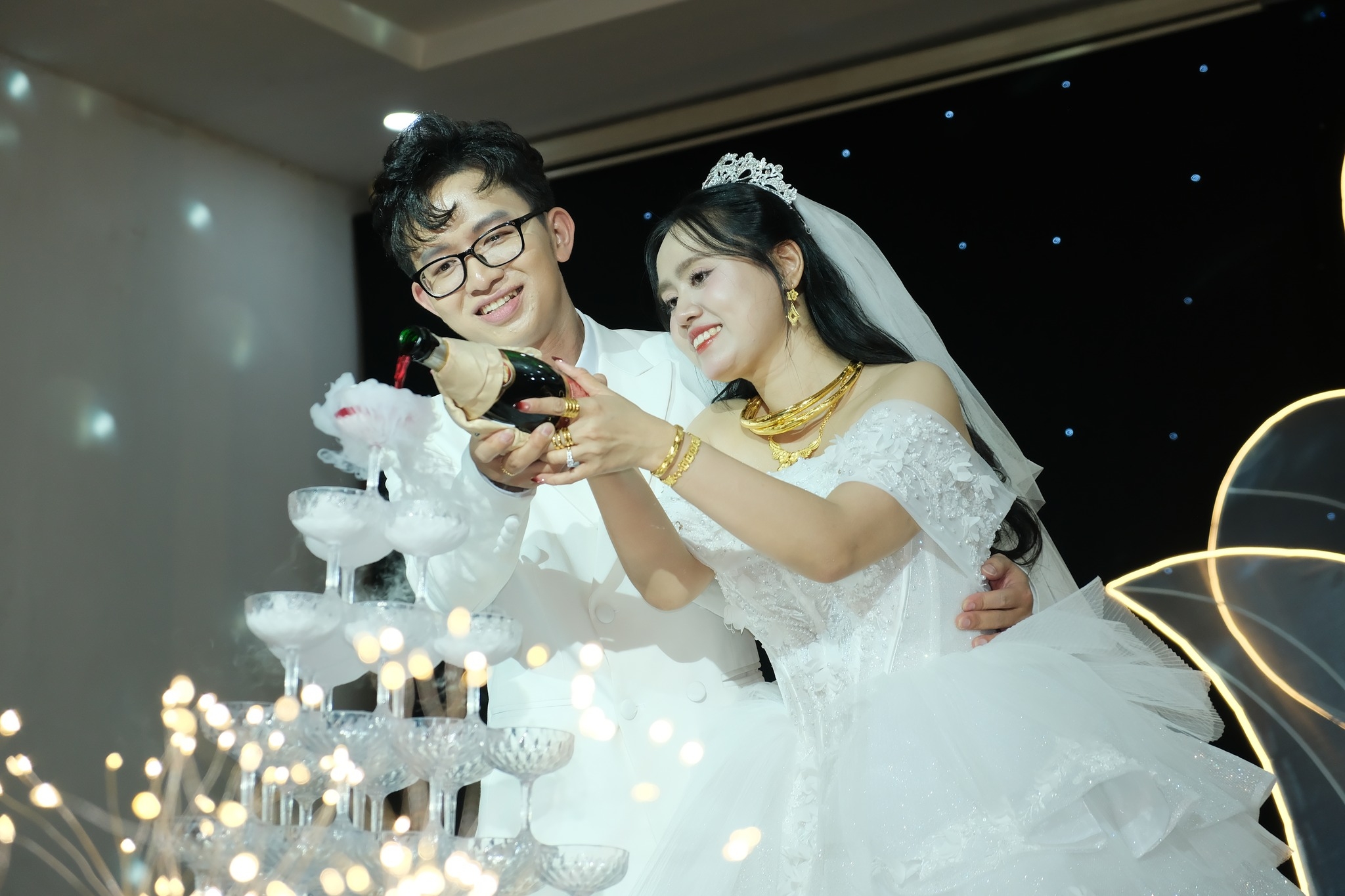 khoảnh khắc cô dâu chú rể rót rượu uyên ương