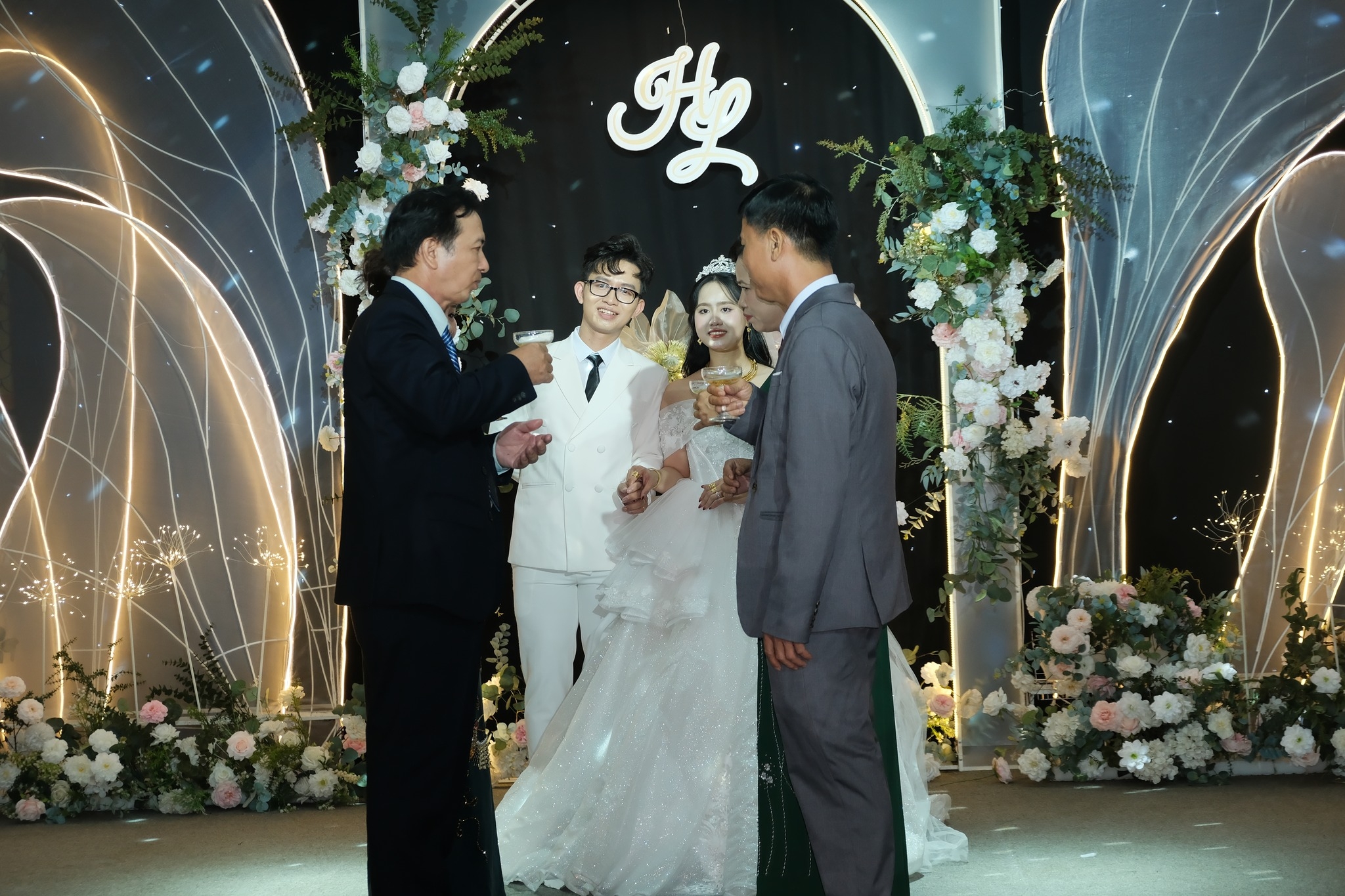 hai bên gia đình mời rượu