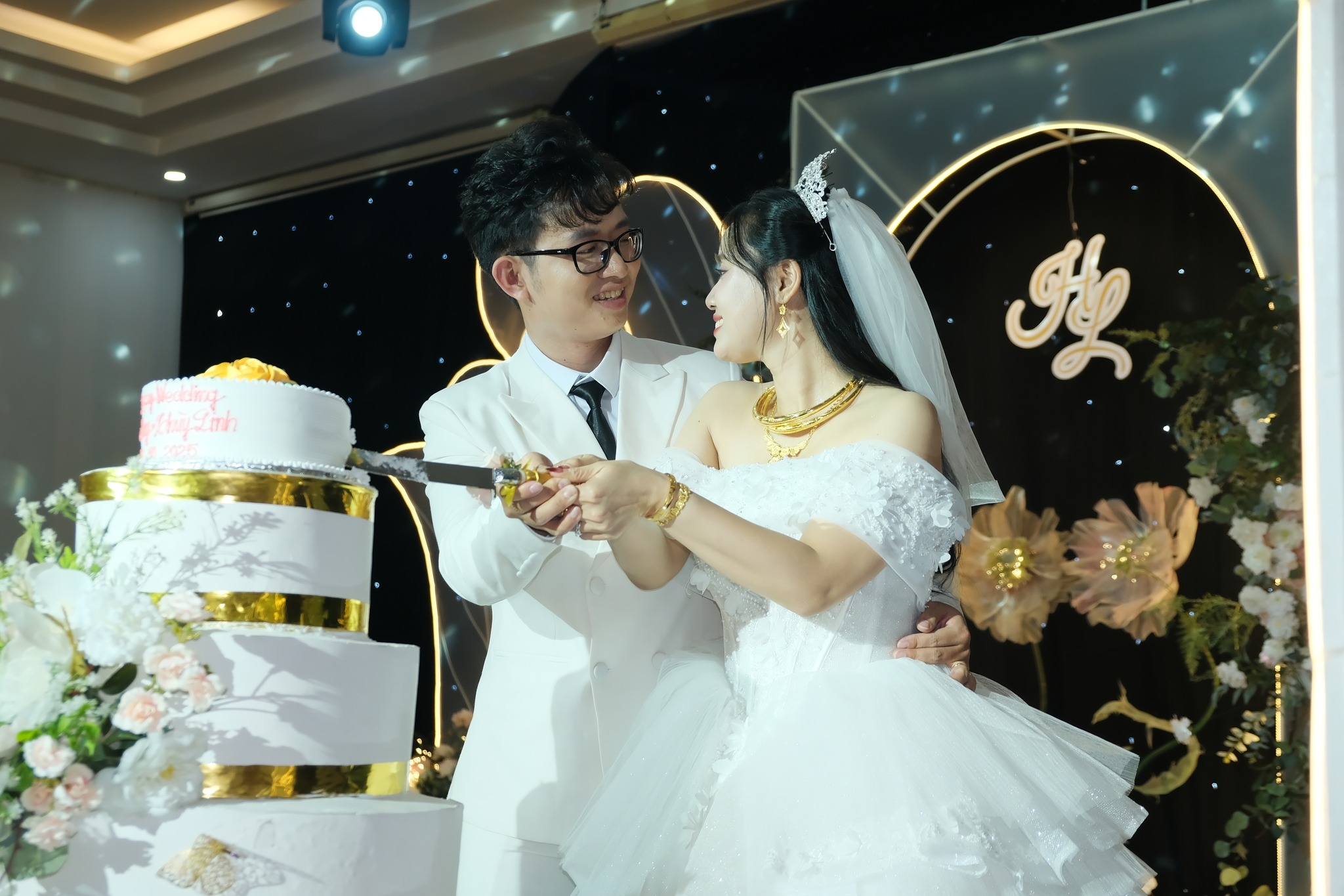 cô dâu chú rể cắt bánh tình yêu