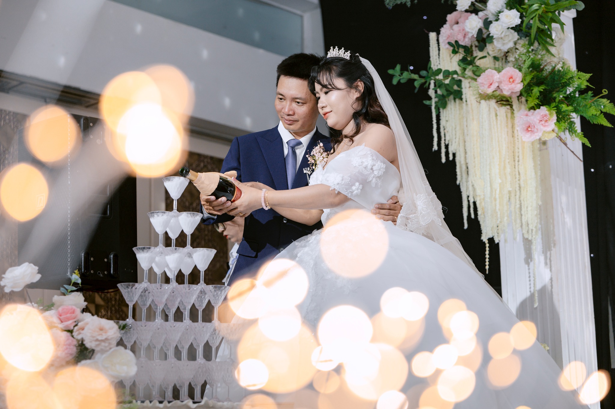 khoảnh khắc rót rượu uyên ương