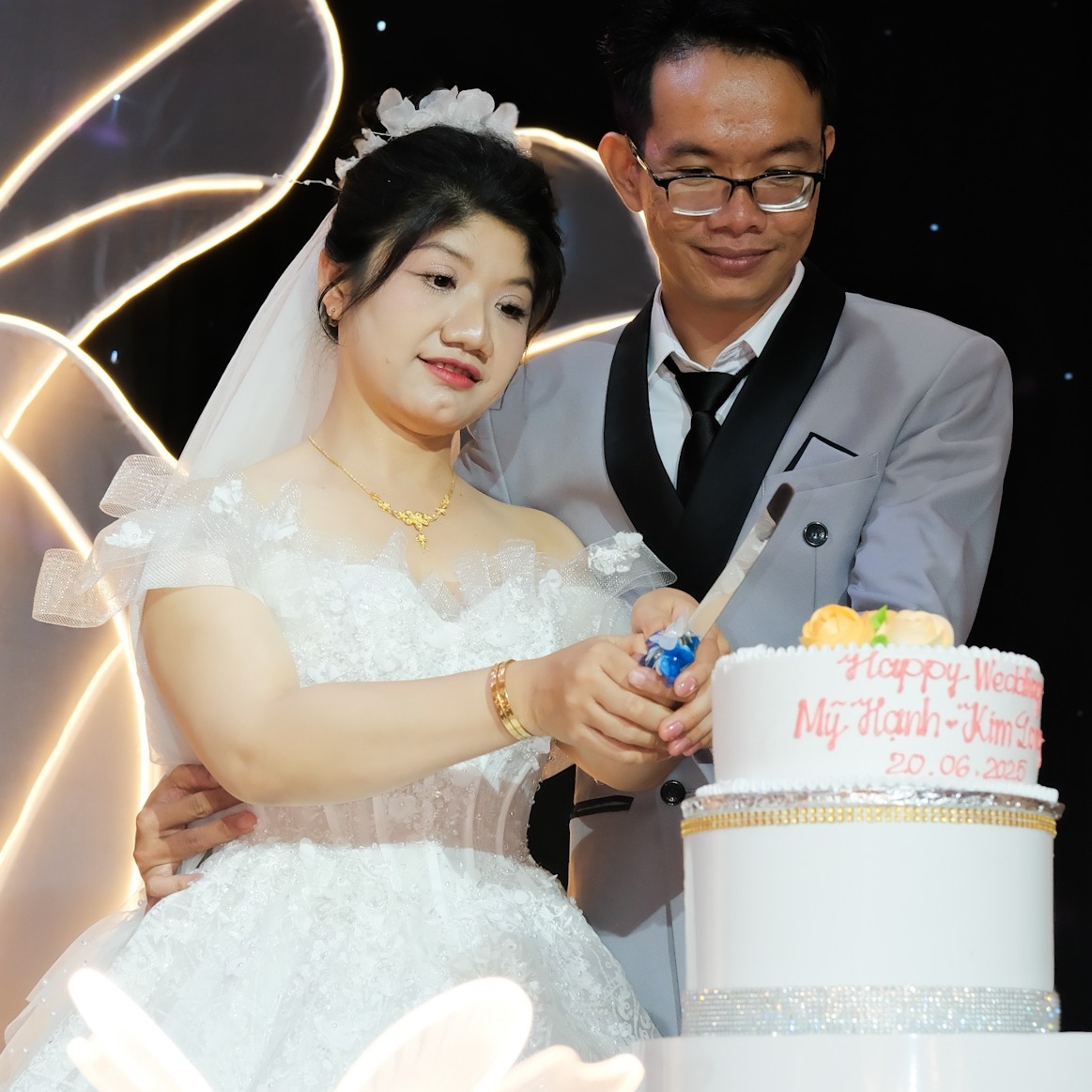 cô dâu chú rể cùng cắt bánh tình yêu