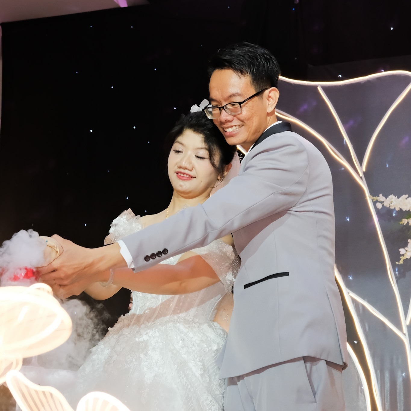 khoảnh khắc rót rượu uyên ương