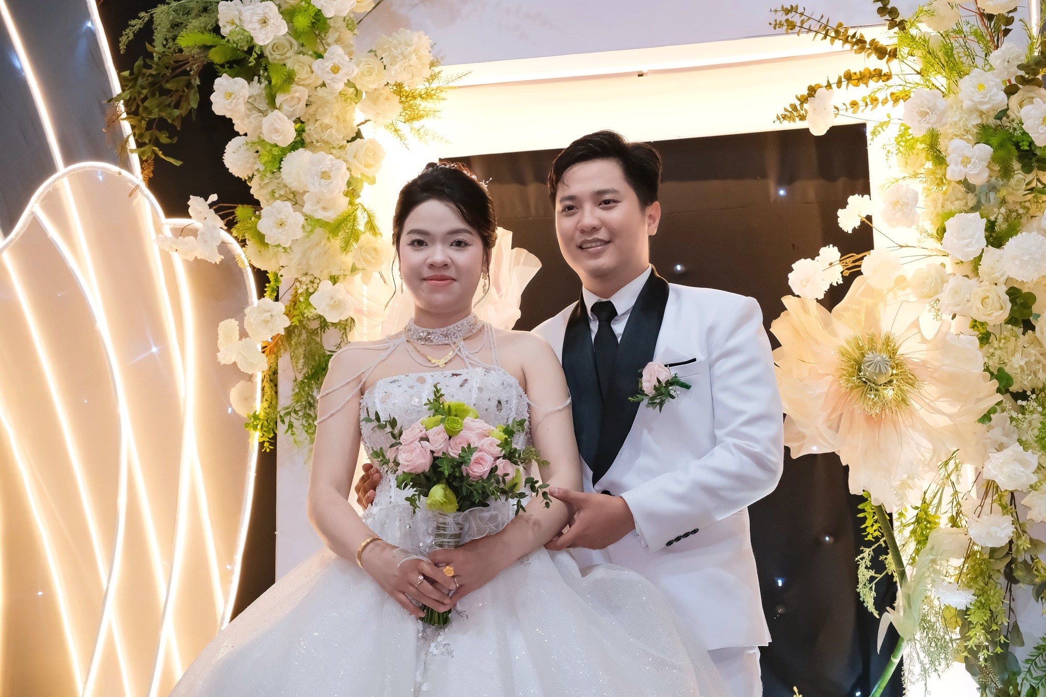 cô dâu chú rể rạng rỡ bên nhau