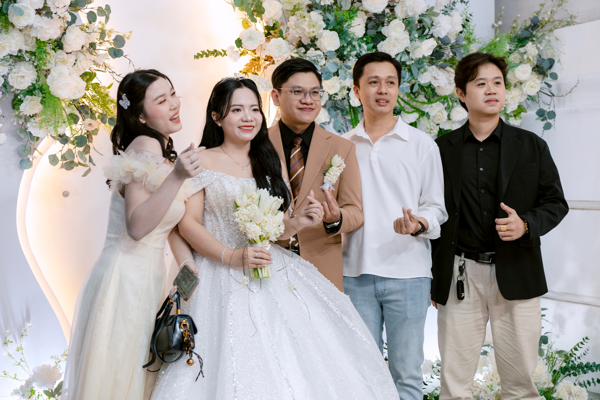 cô dâu chú rể chụp ảnh cùng khách mời