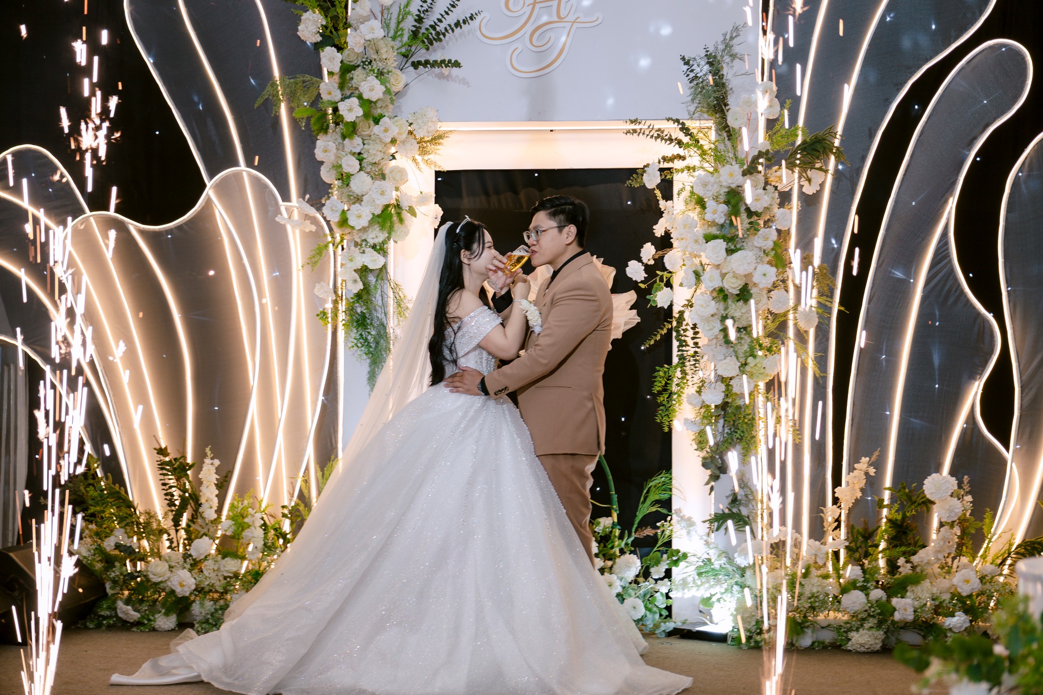 khoảnh khắc uống rượu giao bôi