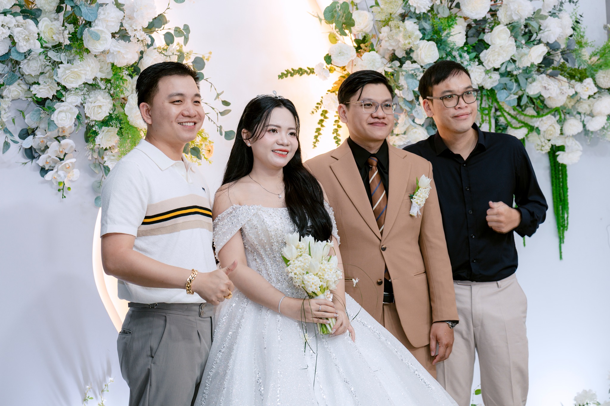 cô dâu chú rể chụp ảnh cùng khách mời 2