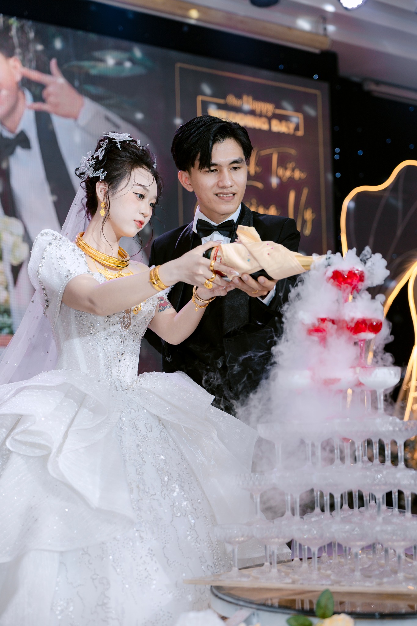 khoảnh khắc rót rượu tình yêu