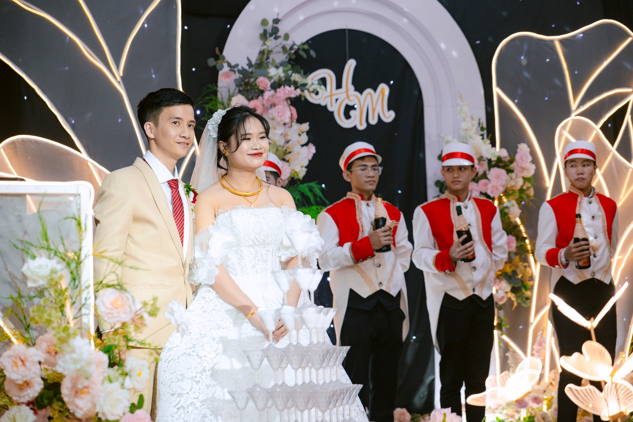 cô dâu chú rể đứng trên sân khấu