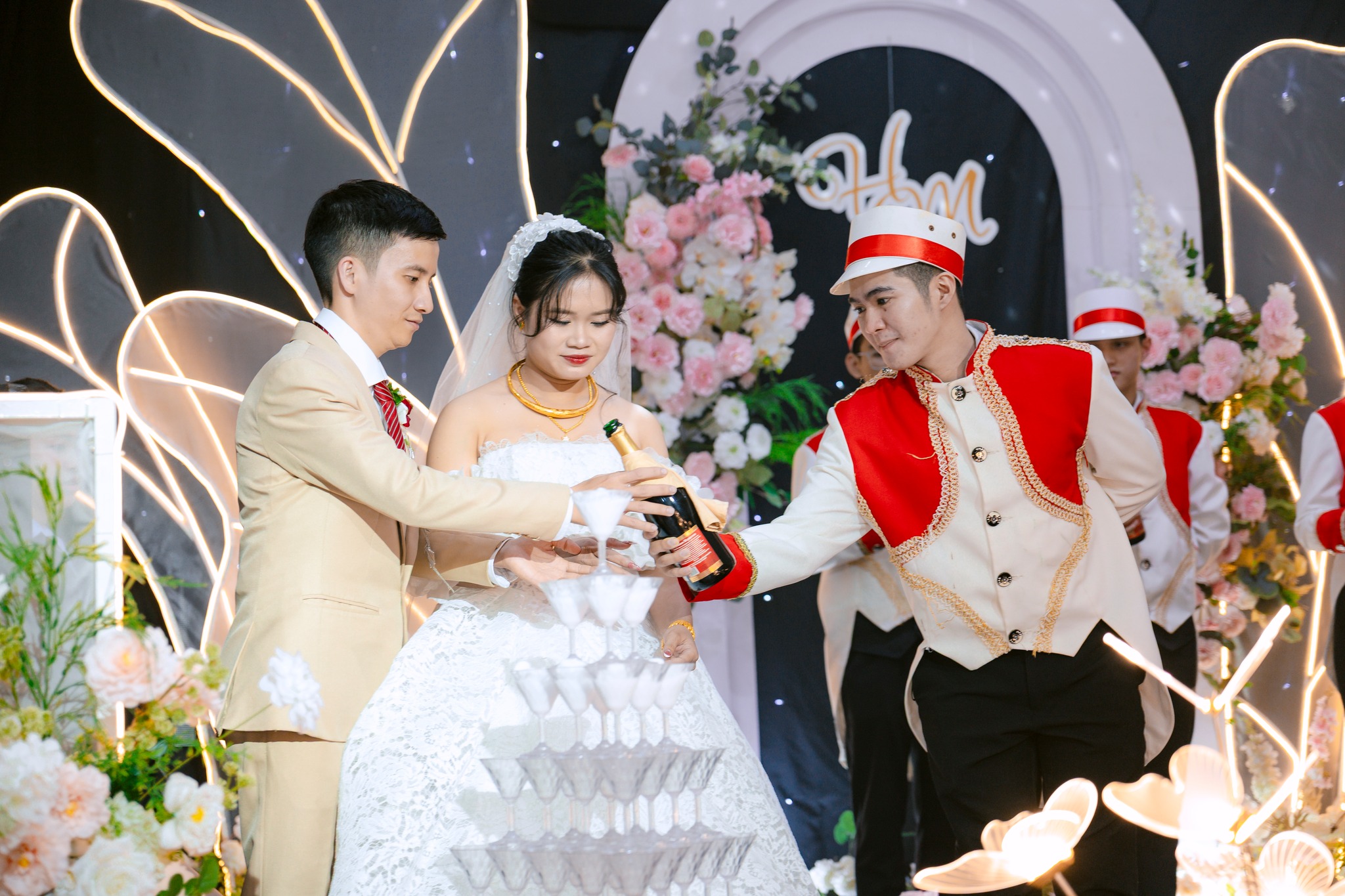 nhân viên sun palace đưa rượu cho cô dâu chú rể