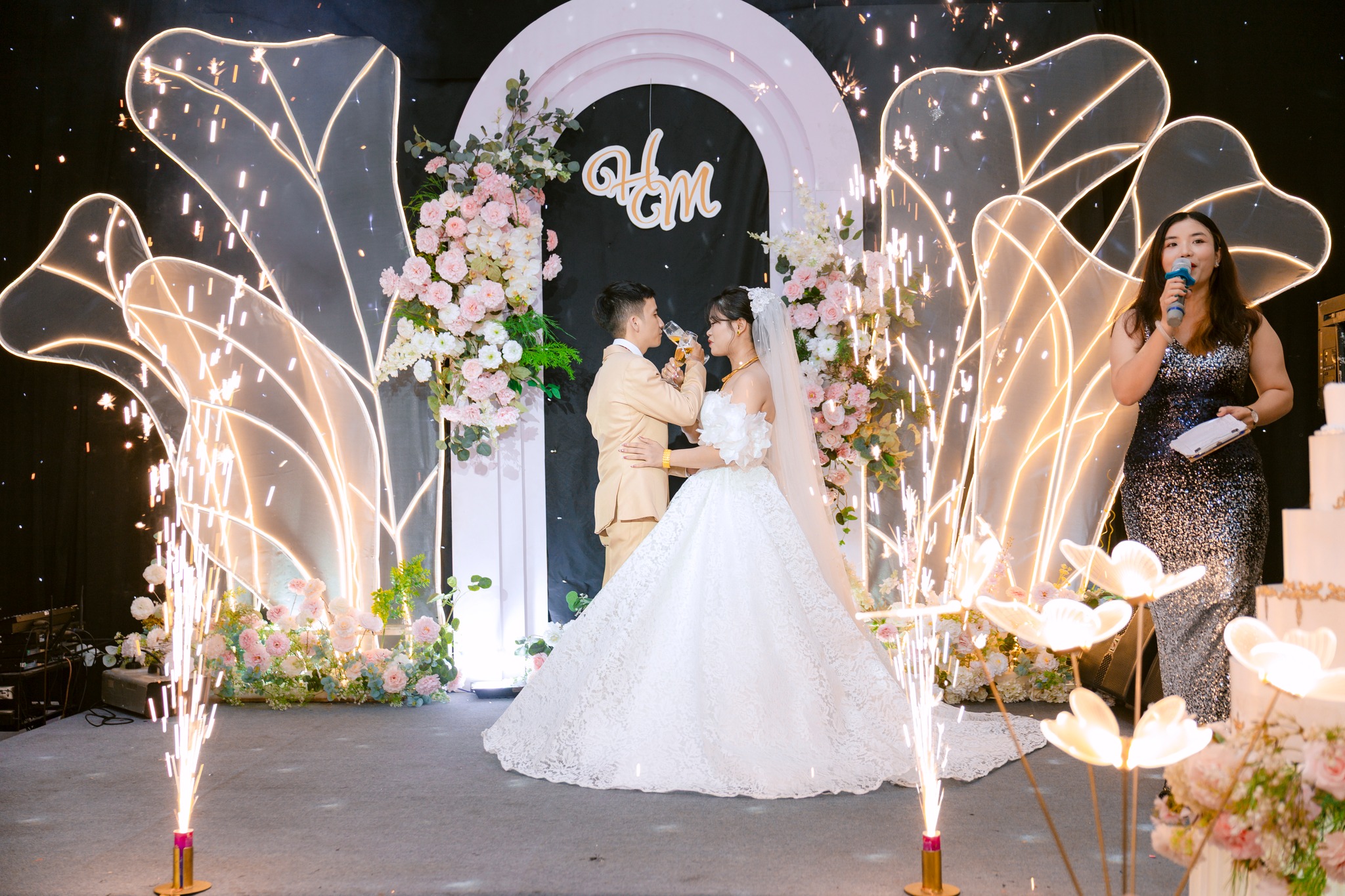 cô dâu chú rể uống rượu giao bôi