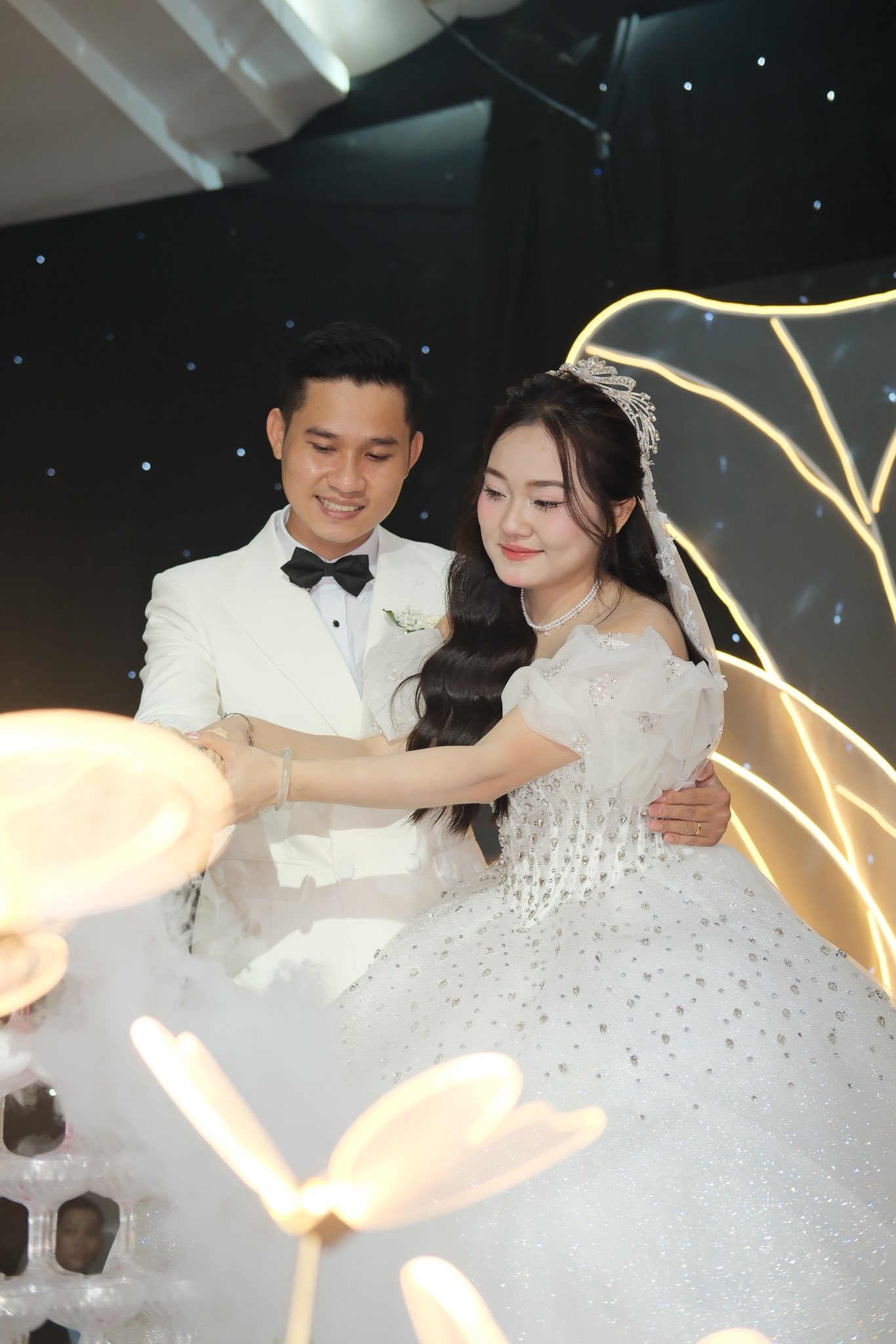 cô dâu chú rể rót rượu