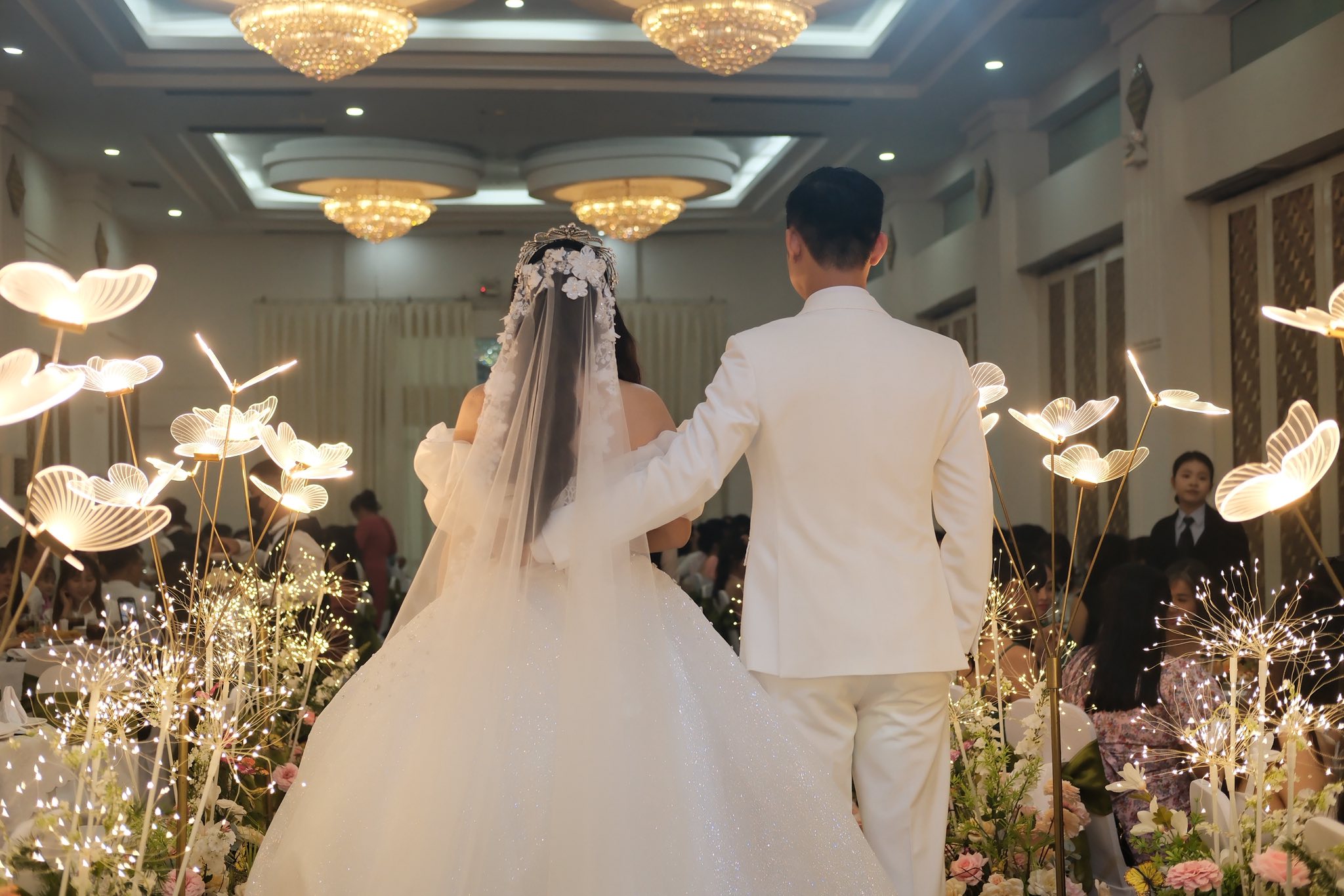 cô dâu chú rể trên sảnh đường tình yêu sun palace